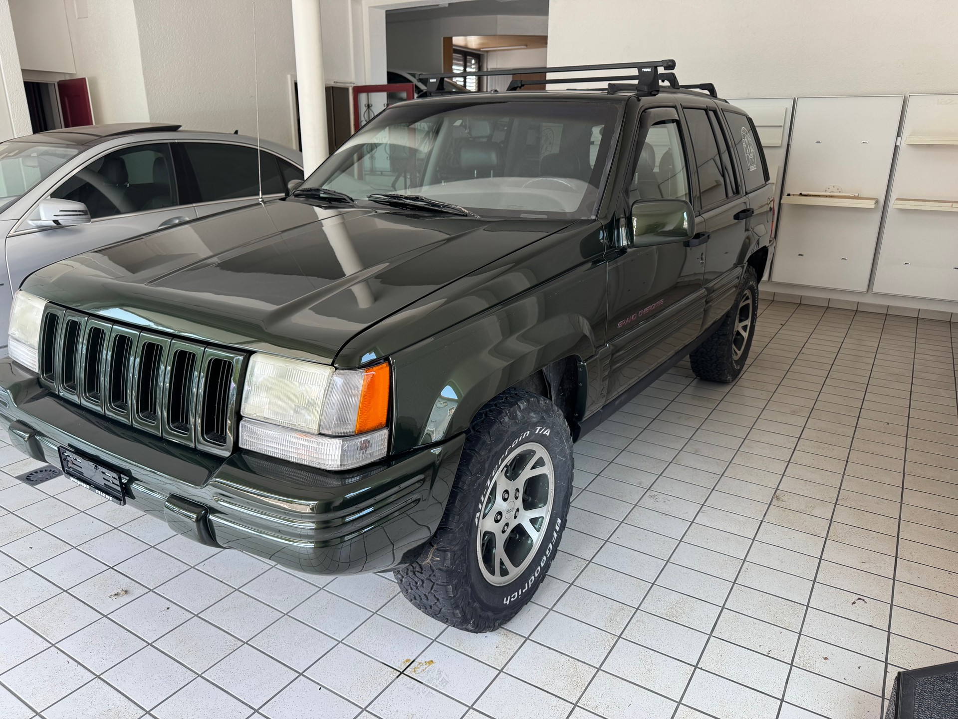 JEEP Grand Cherokee-image-2