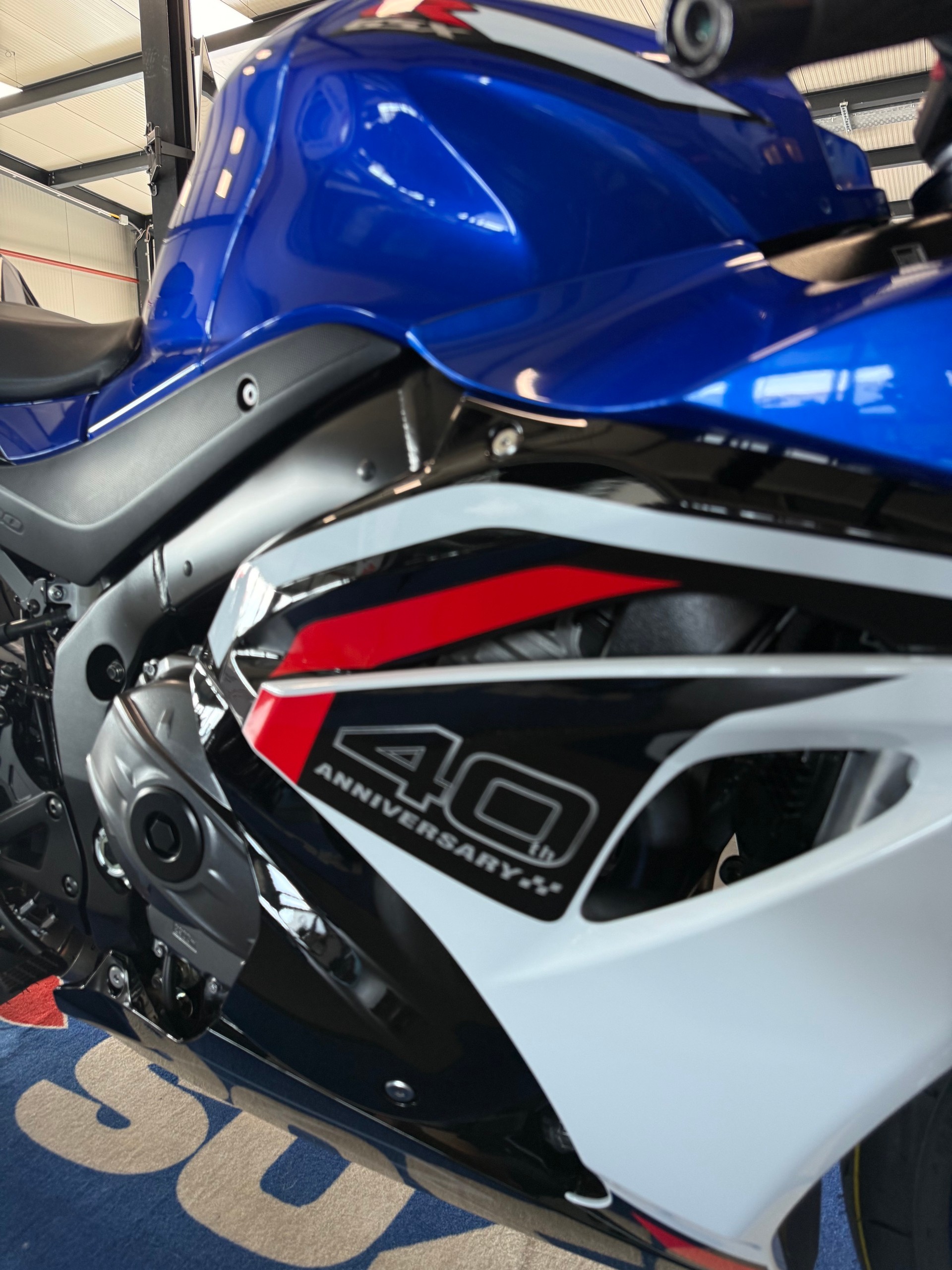 SUZUKI GSX-R1000R 40th Anniversary Edition-showroom-element-3
