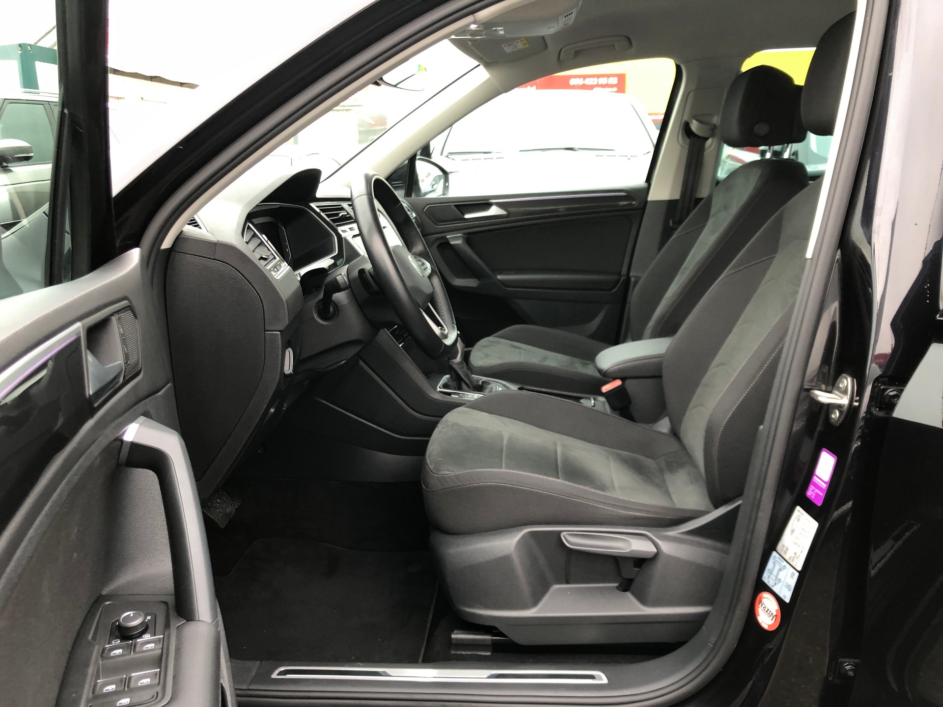 VW Tiguan 2.0 TDI SCR Elegance 4Motion DSG-image-10