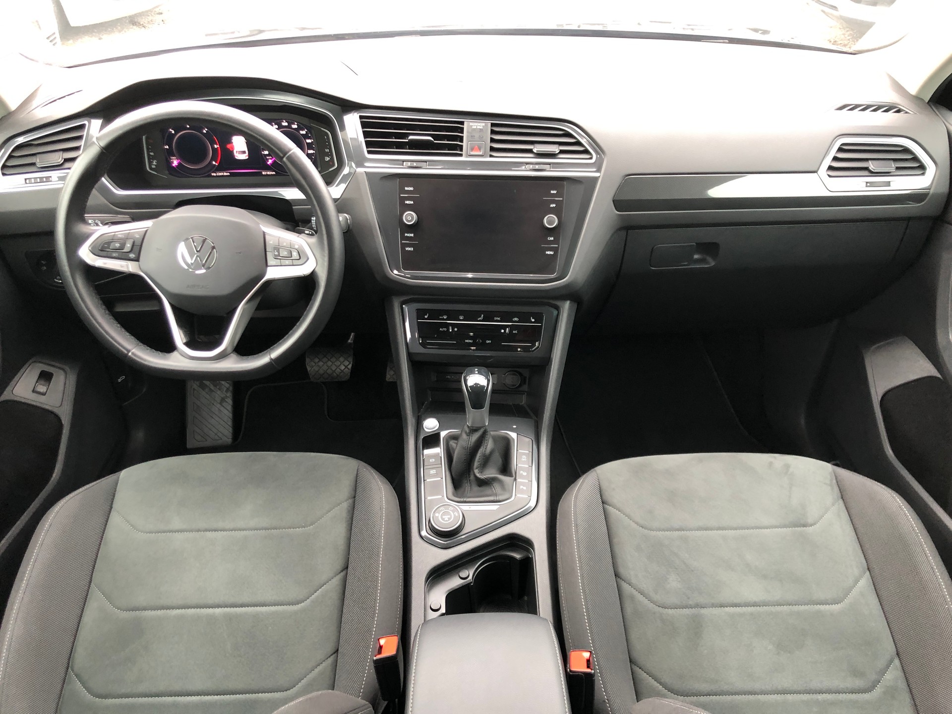 VW Tiguan 2.0 TDI SCR Elegance 4Motion DSG-image-9