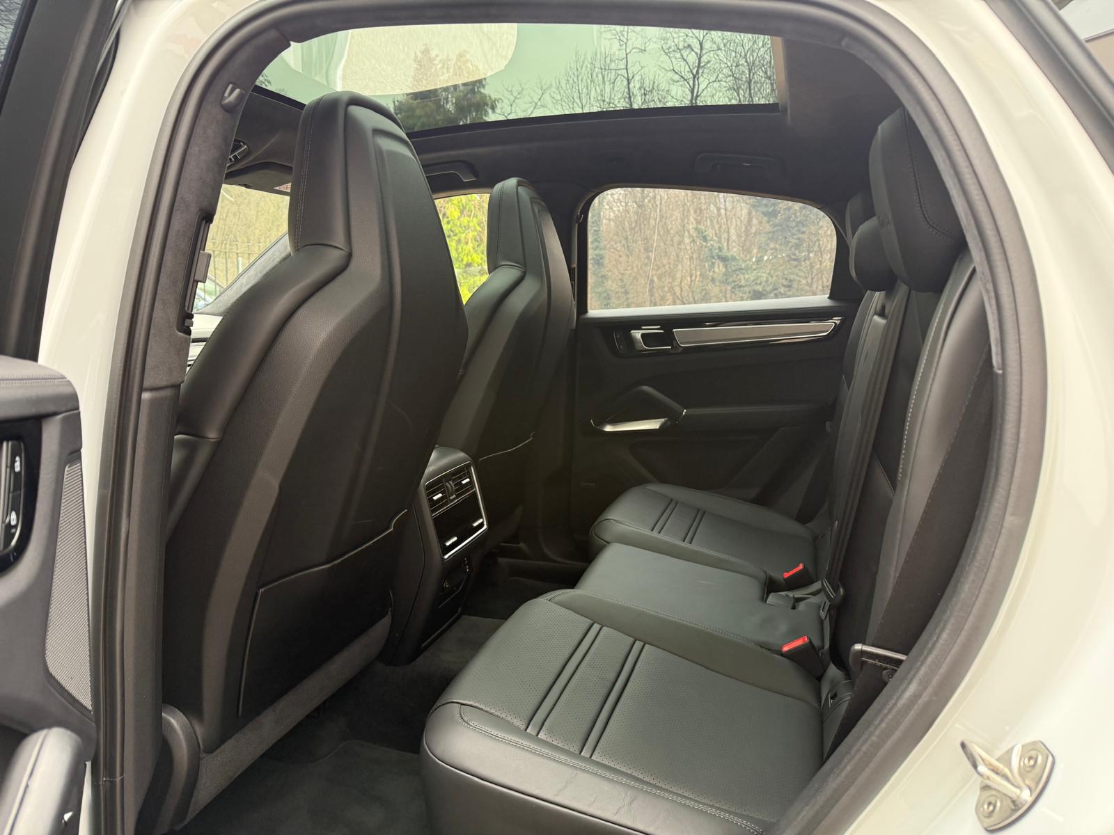 PORSCHE Cayenne Turbo Coupé S E-Hybrid-image-12