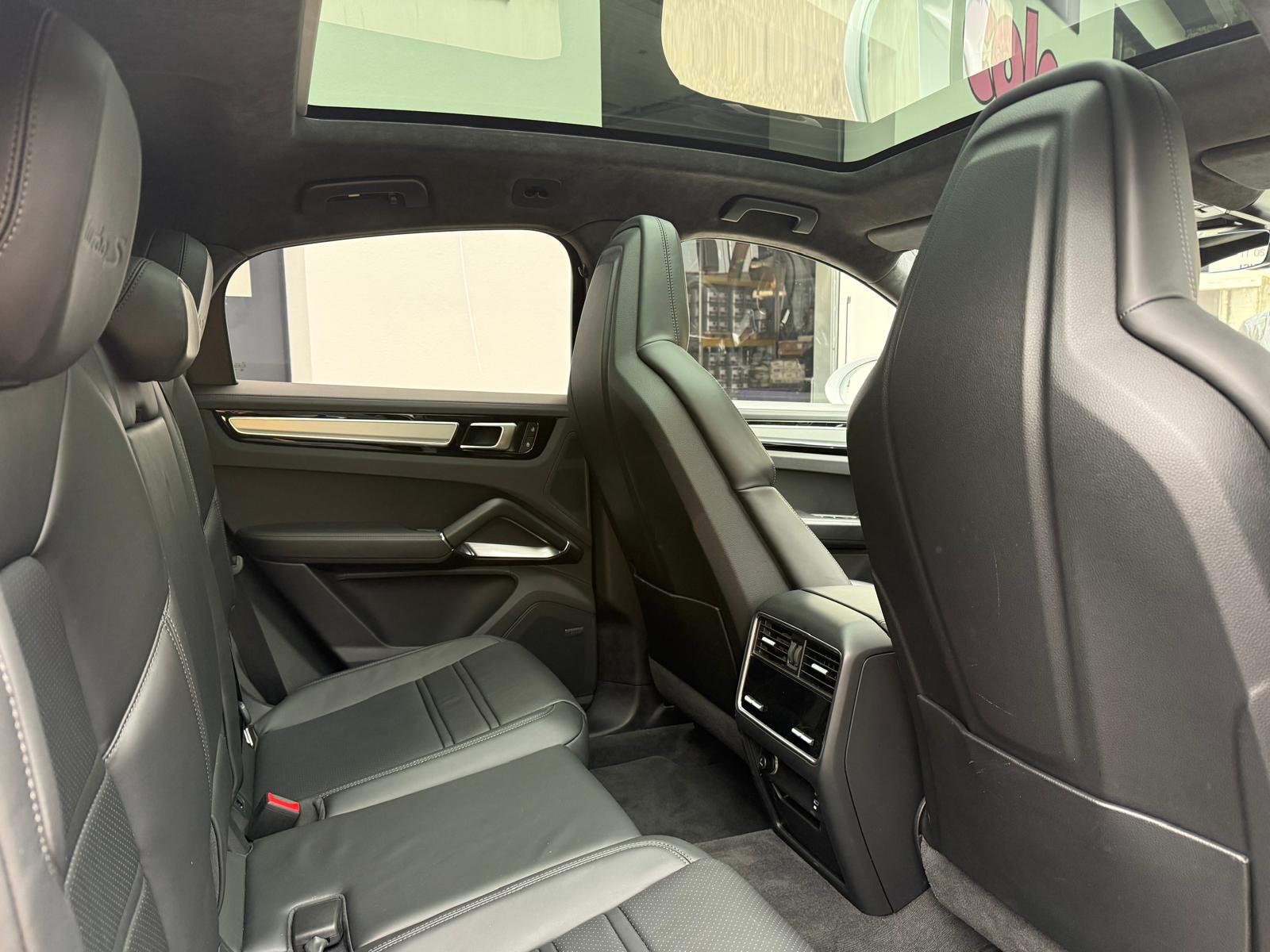 PORSCHE Cayenne Turbo Coupé S E-Hybrid-image-13