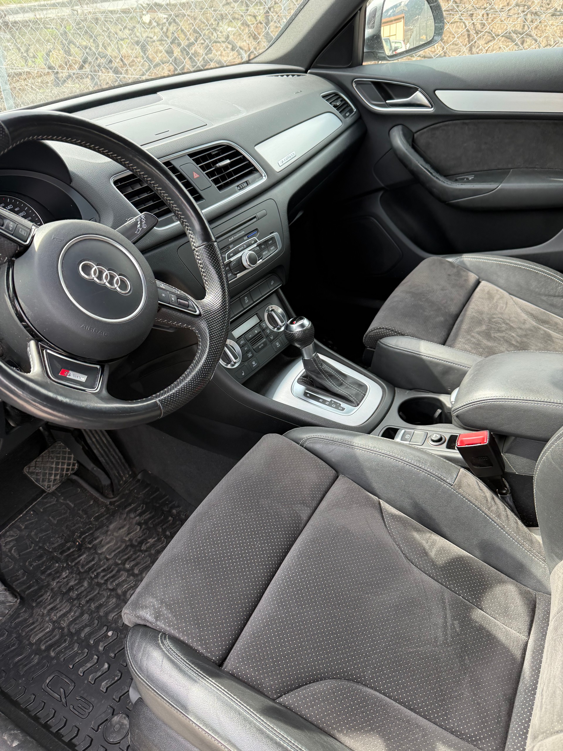 AUDI Q3 2.0 TFSI quattro S-tronic-image-5