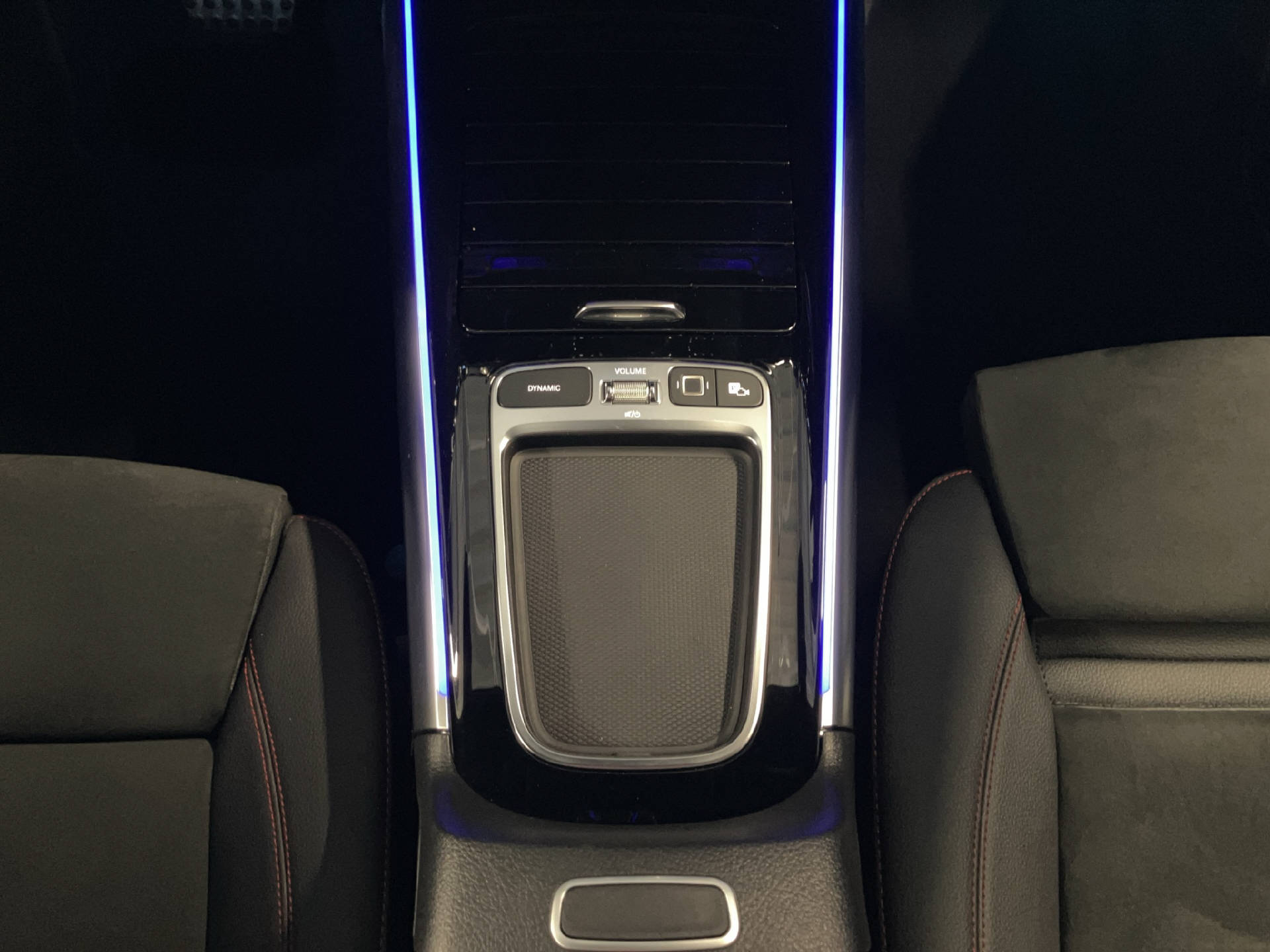 MERCEDES-BENZ GLA 250 e EQ Star AMG Line-image-9