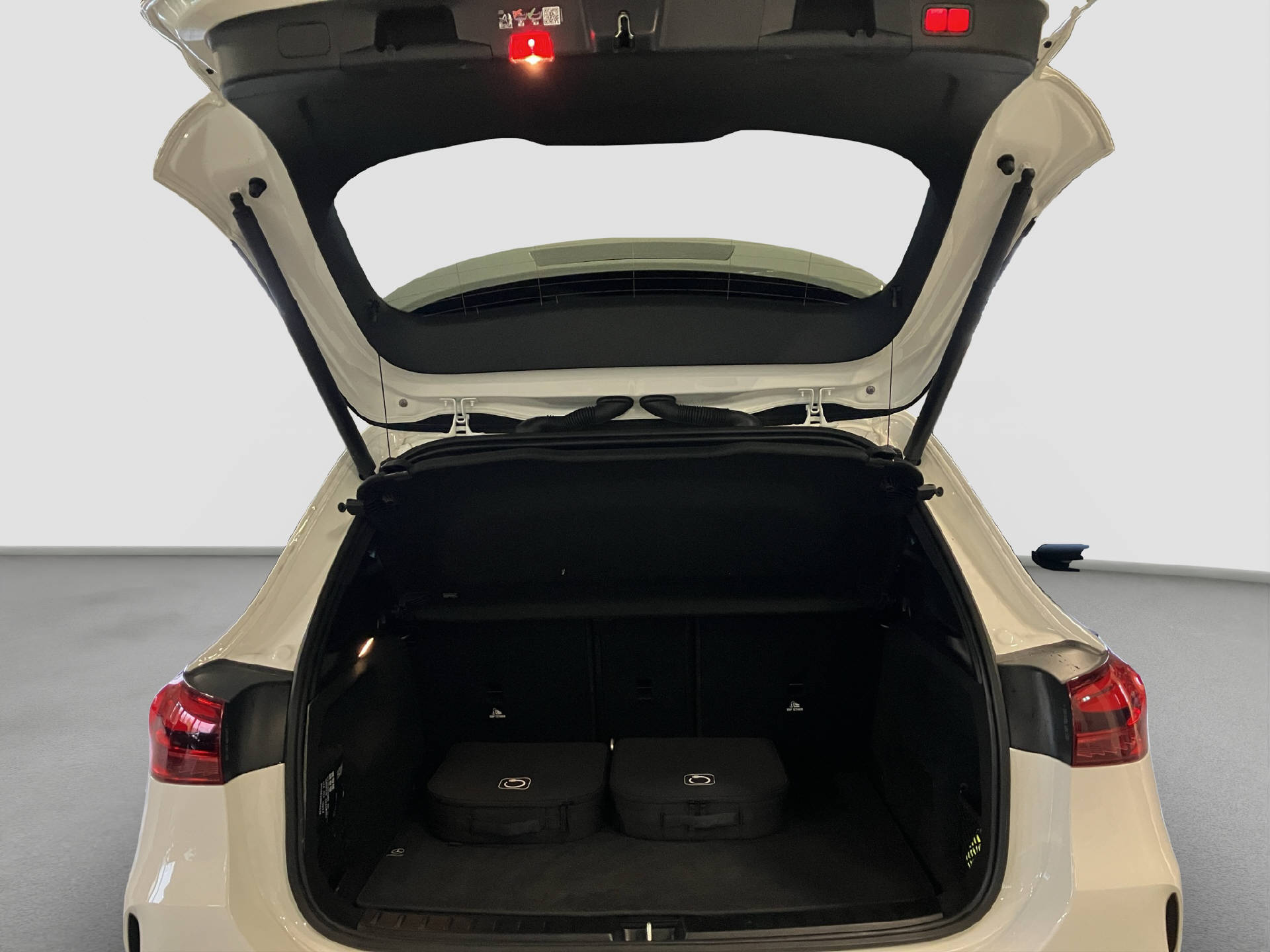 MERCEDES-BENZ GLA 250 e EQ Star AMG Line-image-13