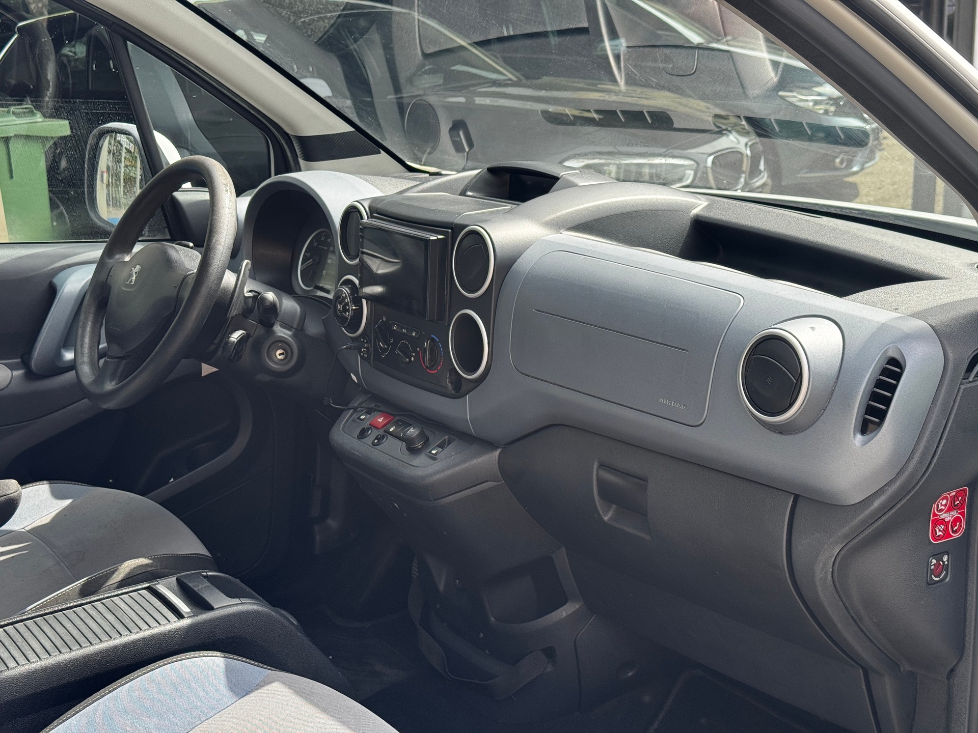 PEUGEOT Partner 1.6 e-HDI Active EGS6-image-9