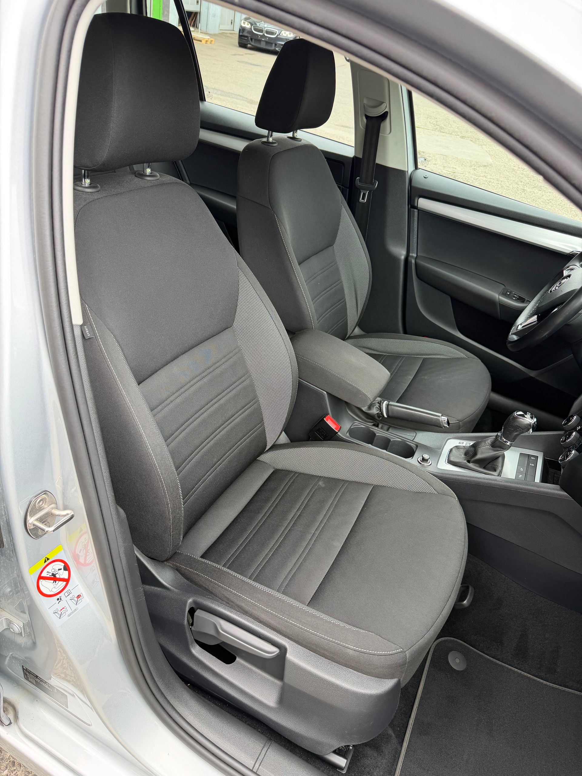 SKODA Octavia Combi 1.6 TDI Ambition DSG-image-15