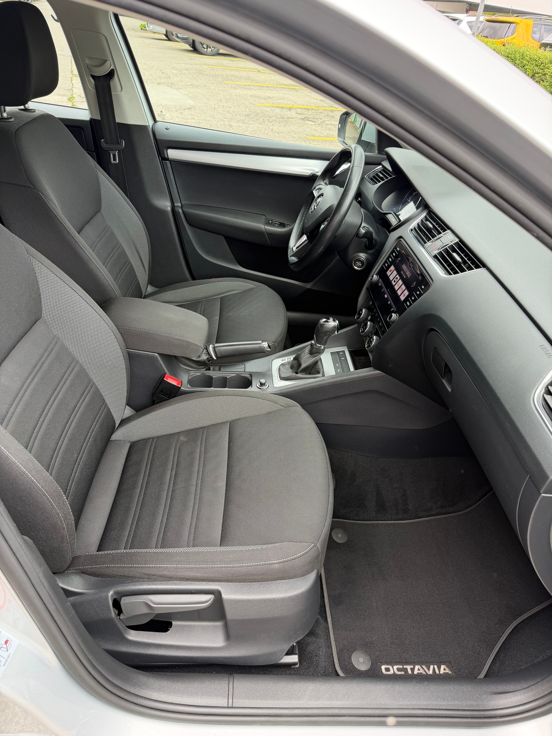 SKODA Octavia Combi 1.6 TDI Ambition DSG-image-14