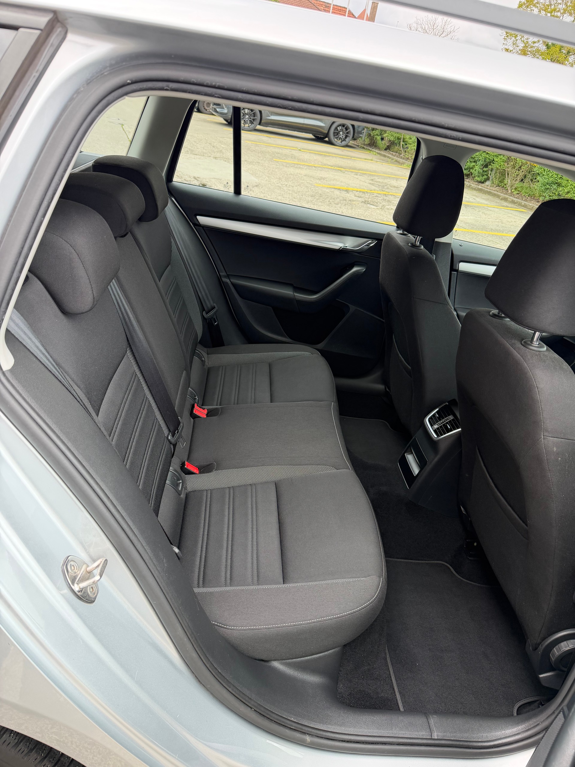 SKODA Octavia Combi 1.6 TDI Ambition DSG-image-13