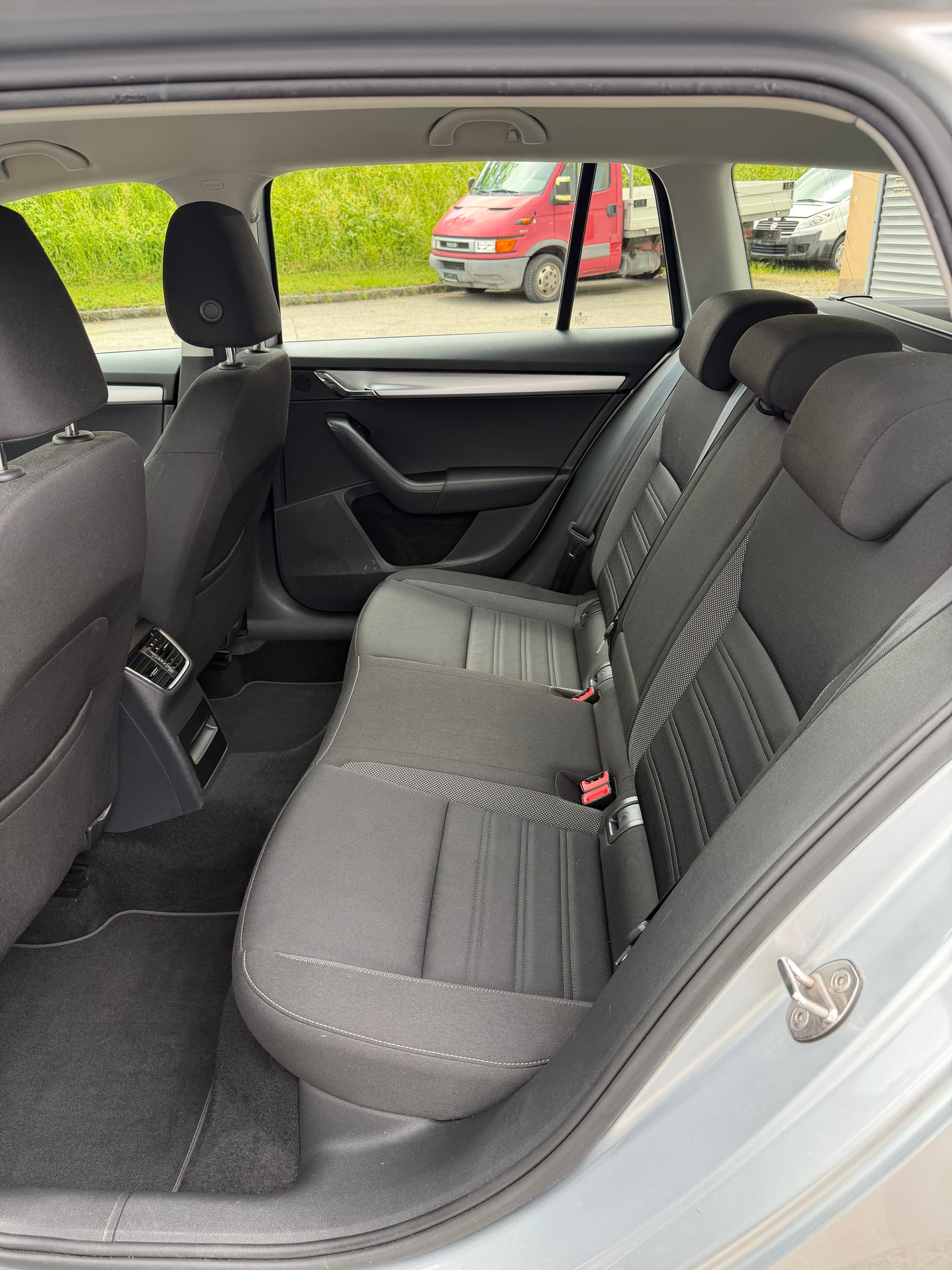 SKODA Octavia Combi 1.6 TDI Ambition DSG-image-12