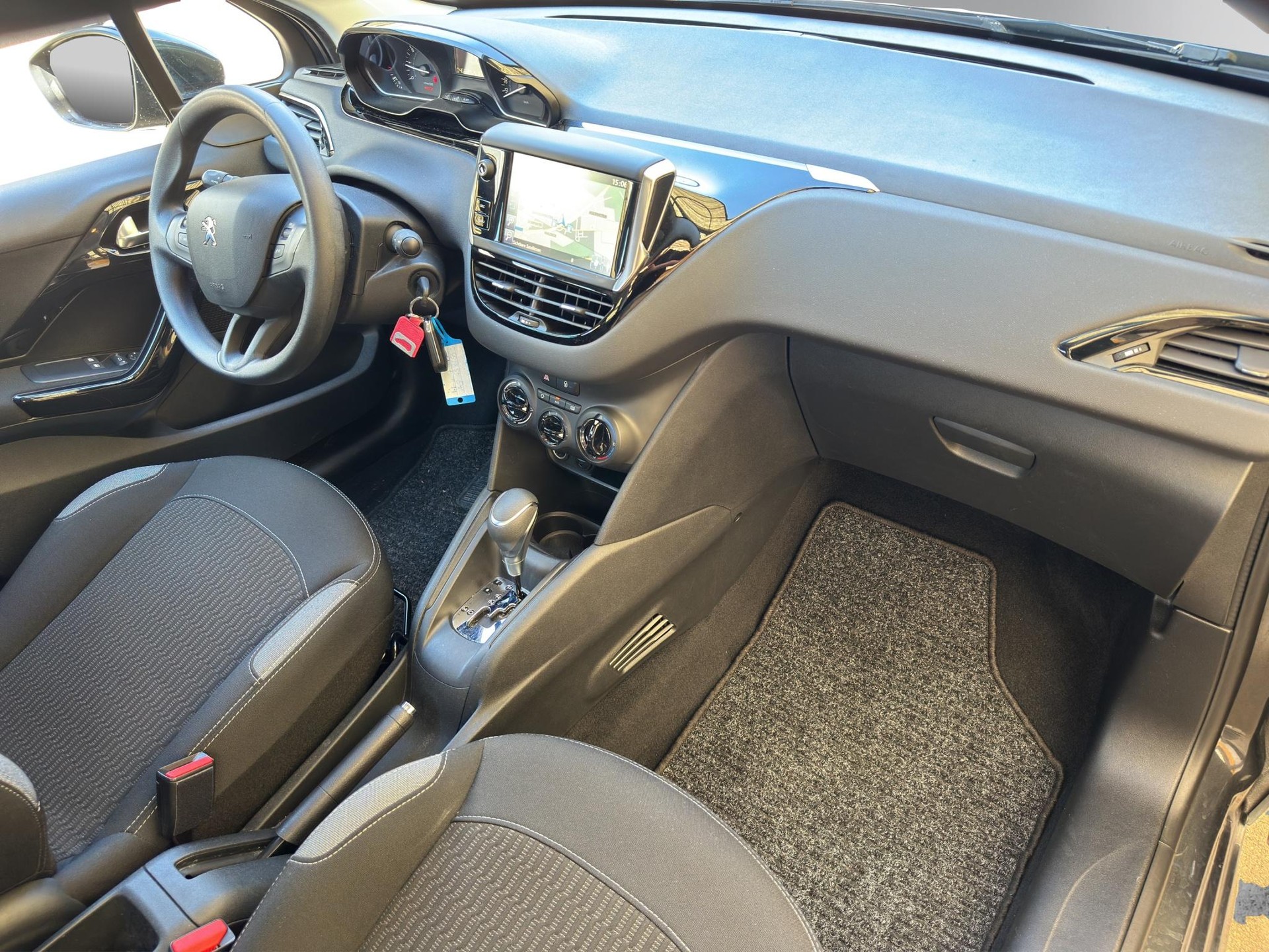 PEUGEOT 208 1.2 PureTech Allure S/S-image-18