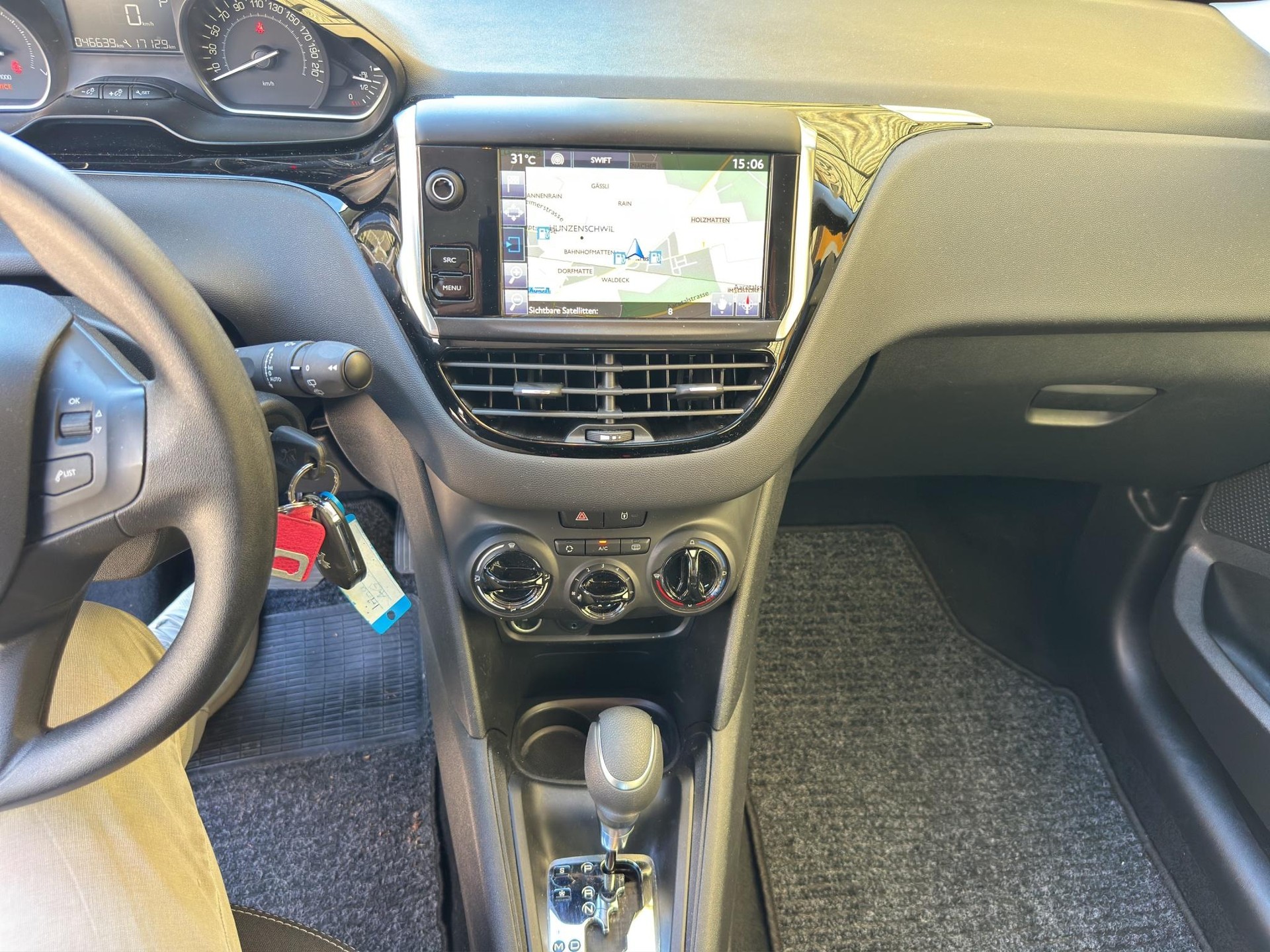 PEUGEOT 208 1.2 PureTech Allure S/S-image-19