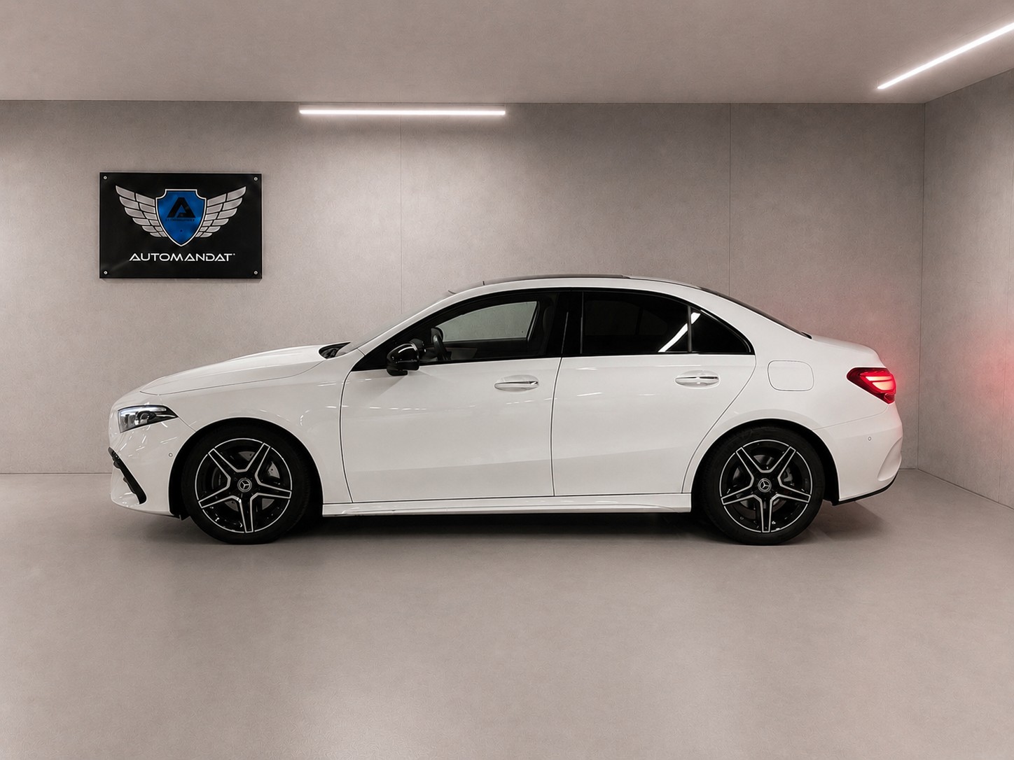 MERCEDES-BENZ A 220 4Matic 8G-DCT-showroom-element-1