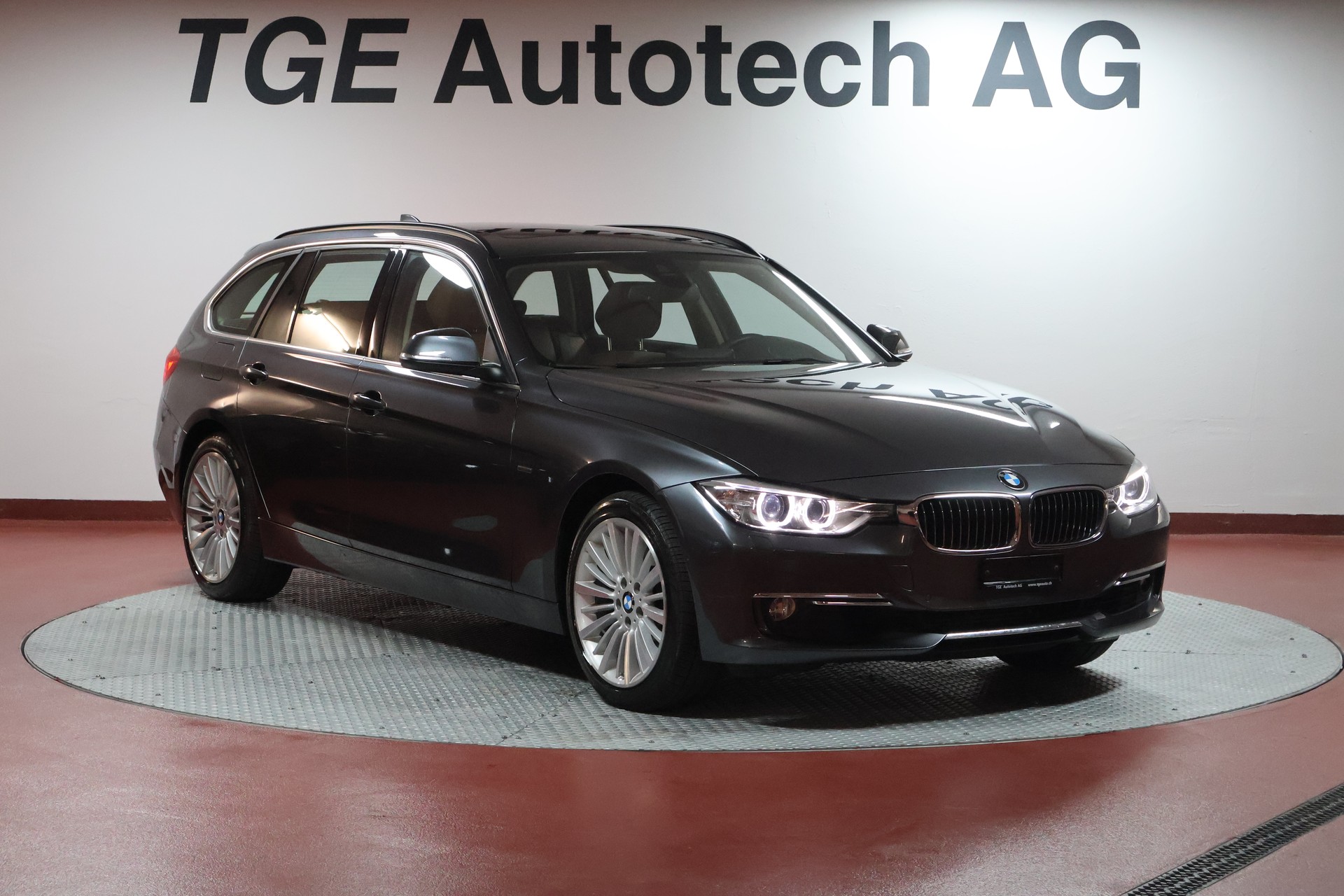 BMW 328i xDrive Touring Luxury Line Steptronic-showroom-element-2