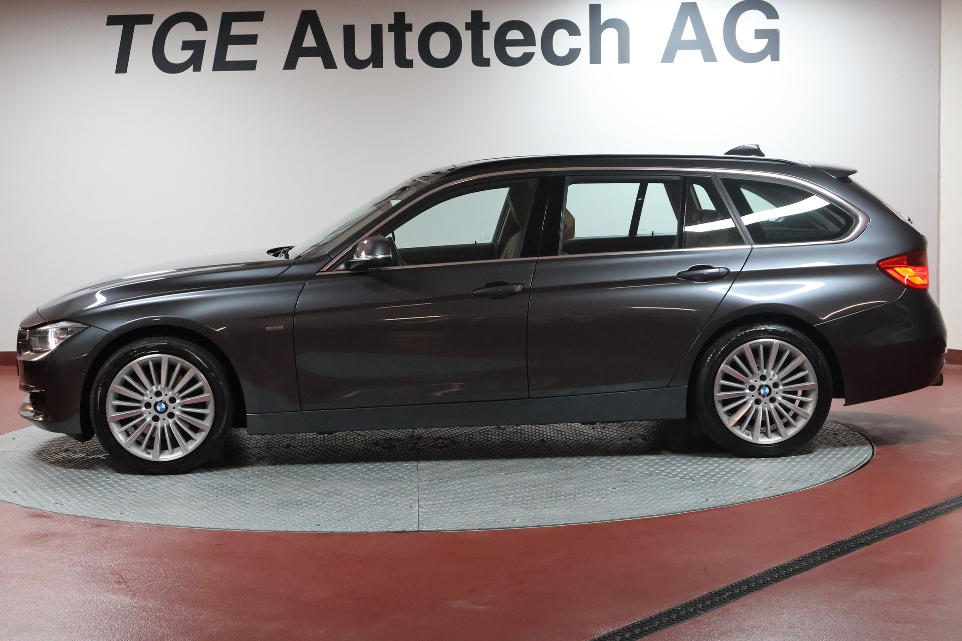 BMW 328i xDrive Touring Luxury Line Steptronic-showroom-element-3