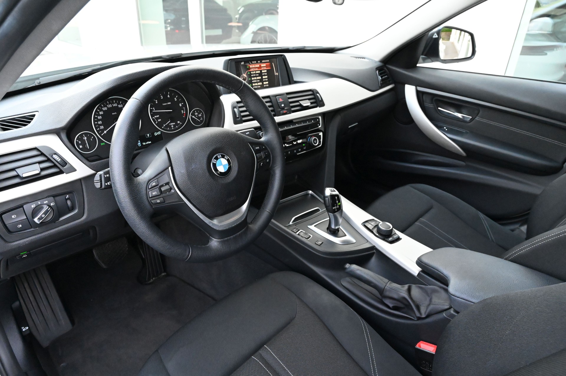 BMW 320i Steptronic-image-11