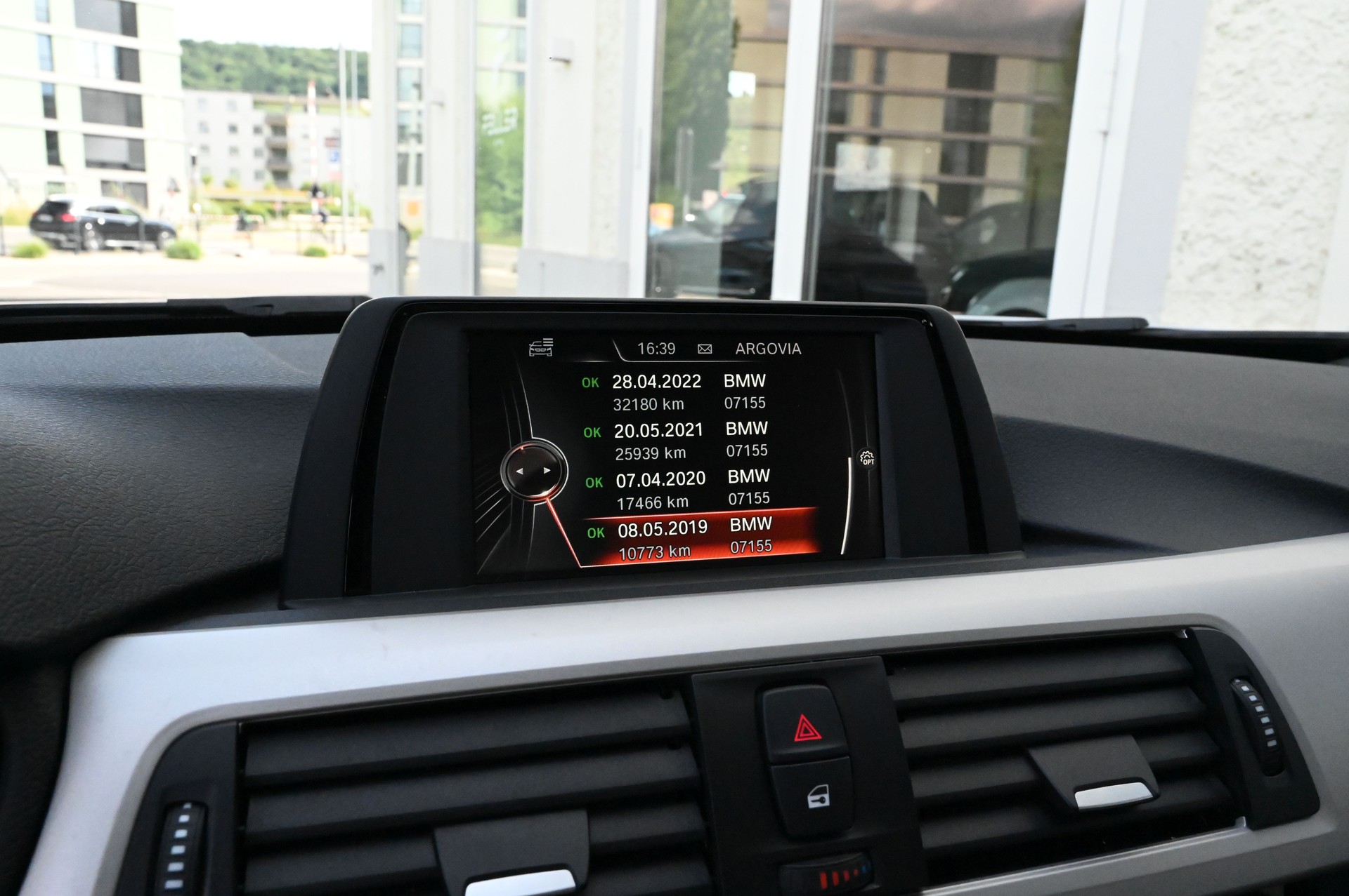 BMW 320i Steptronic-image-16