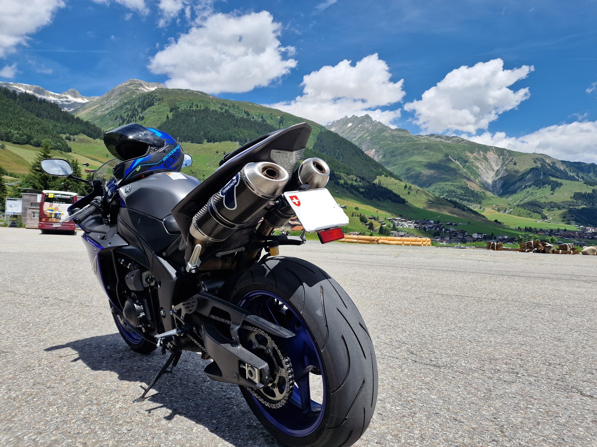 YAMAHA YZF-R1-image-1