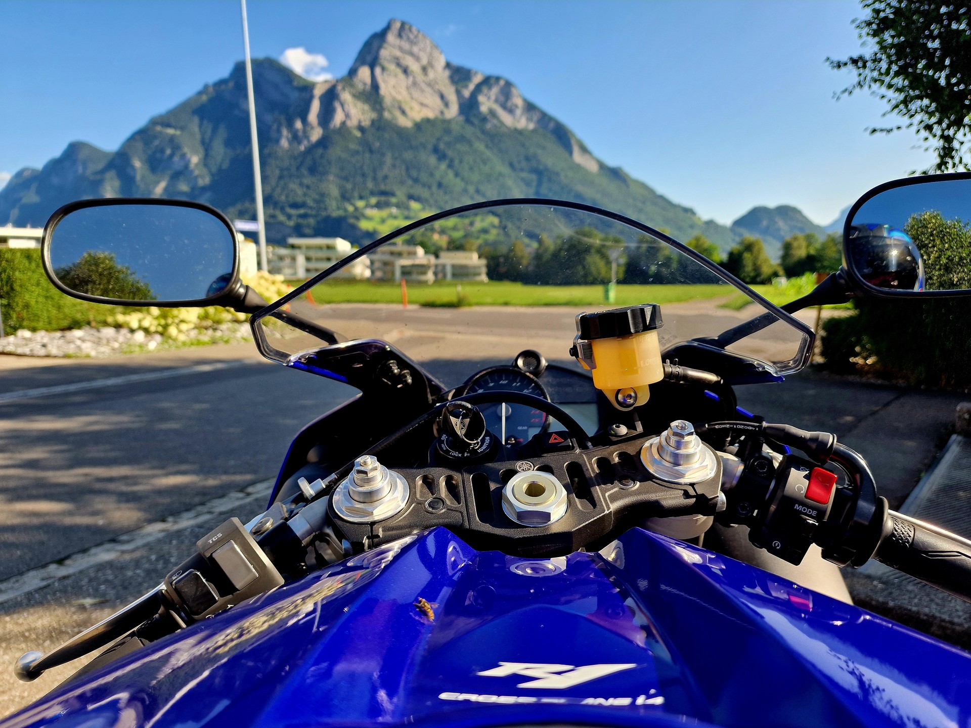 YAMAHA YZF-R1-image-2