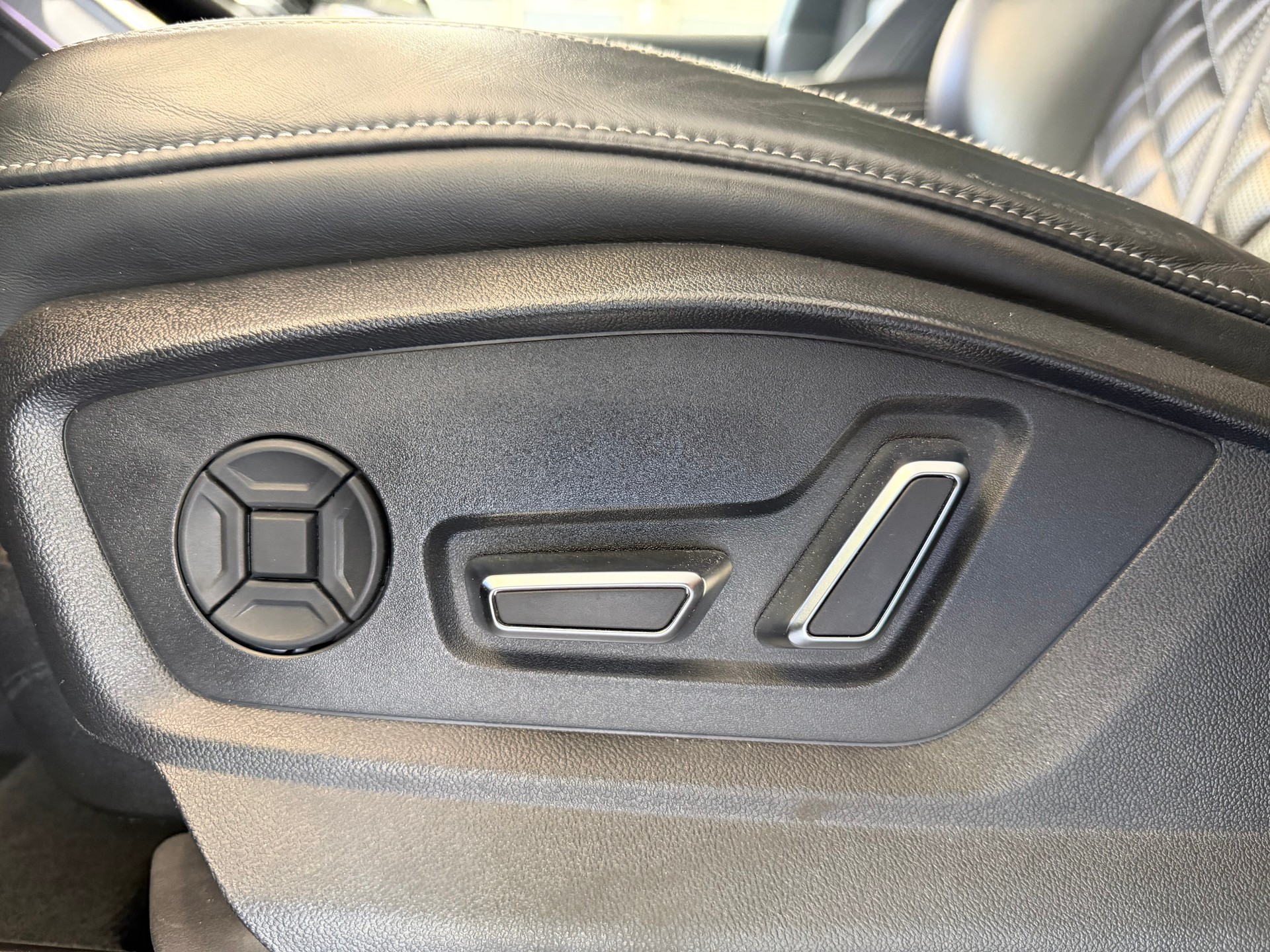 AUDI Q7 55 TFSI S Line quattro | CH | NP: 150K | Alle Service | AHK | Pano | Standhei. | Matrix | MFK 07/2026 | 7 Sitzer |-image-14
