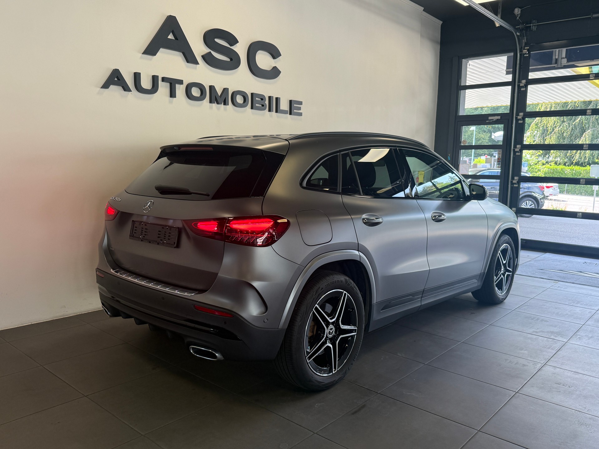 MERCEDES-BENZ GLA 250 e 8G-DCT-showroom-element-3