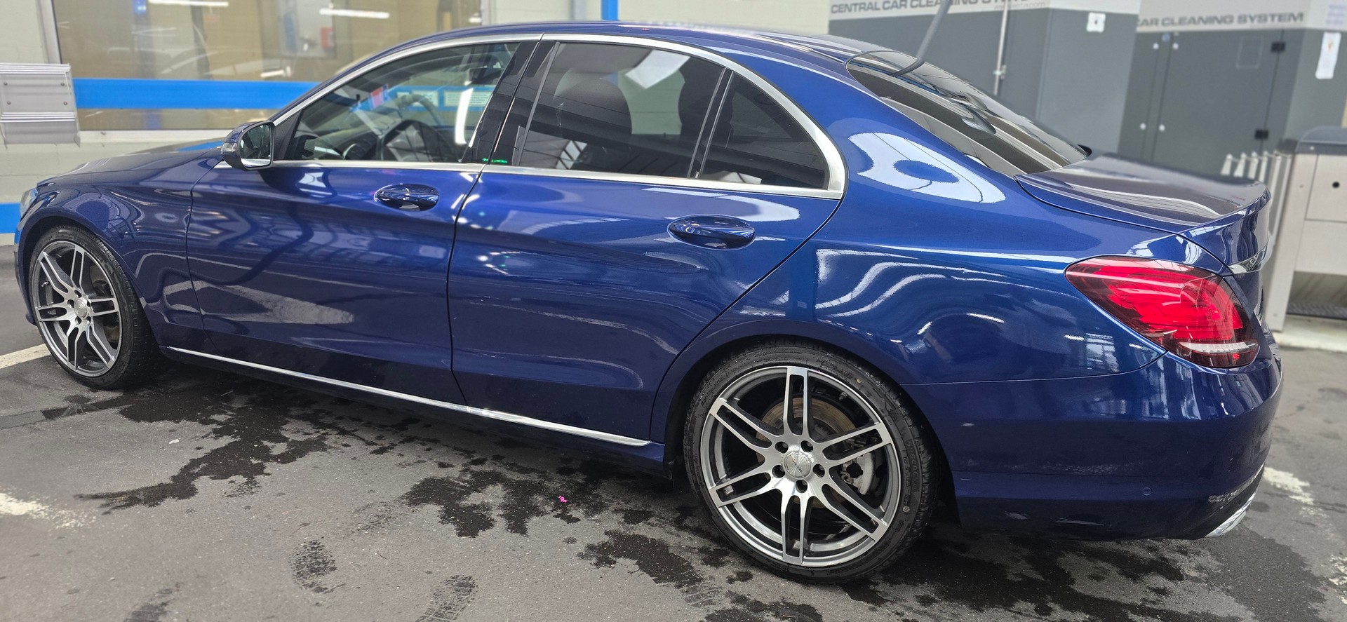 MERCEDES-BENZ C 200 4Matic AMG Line 9G-Tronic-image-4