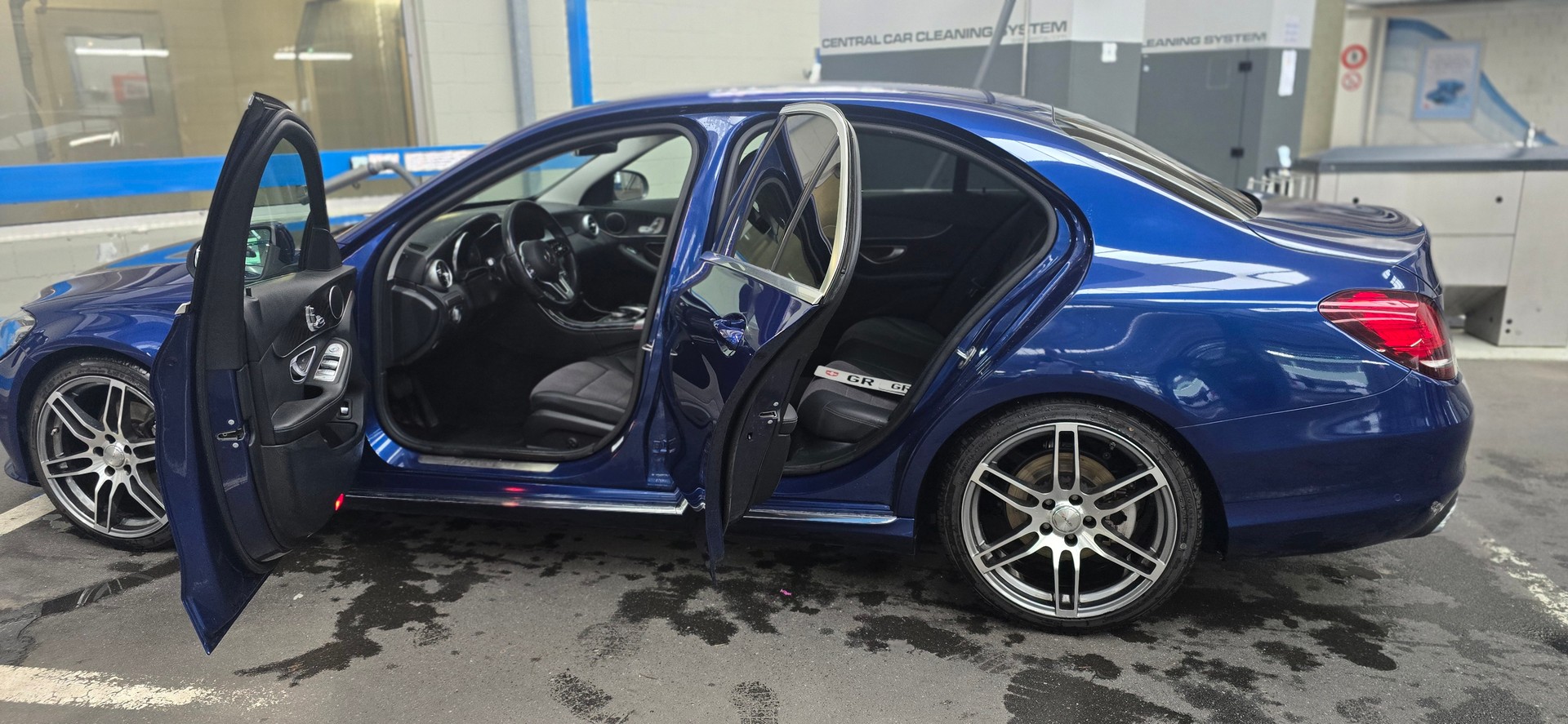 MERCEDES-BENZ C 200 4Matic AMG Line 9G-Tronic-image-2