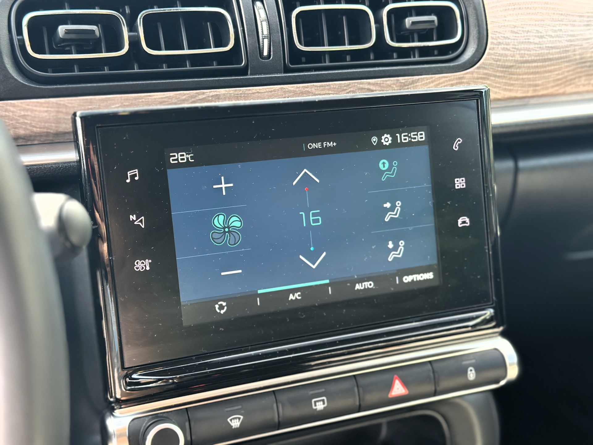CITROEN C3 1.2i PureTech Elle EAT6-image-14