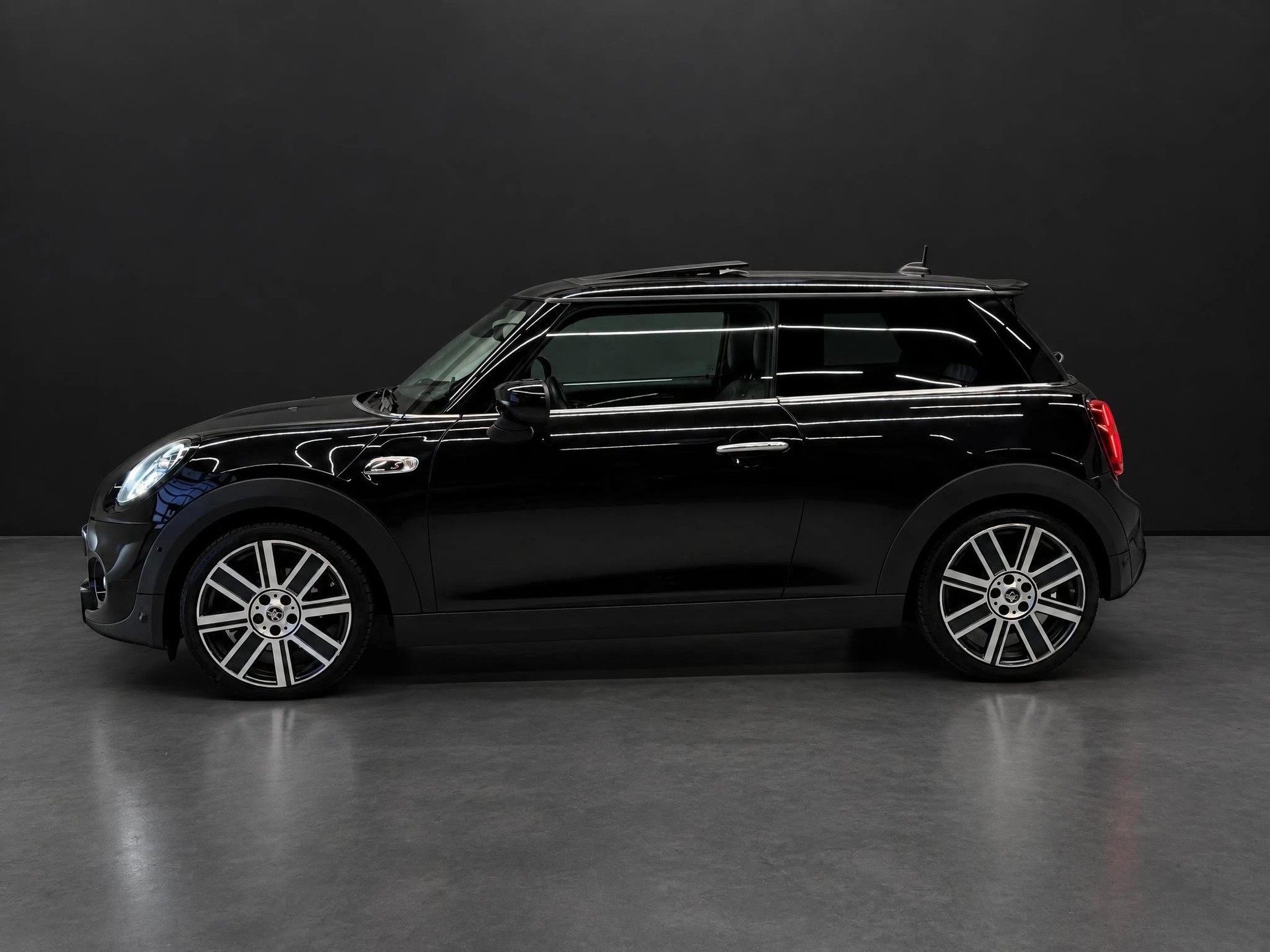 MINI Cooper S Steptronic DKG frisch ab Service & MFK-showroom-element-1