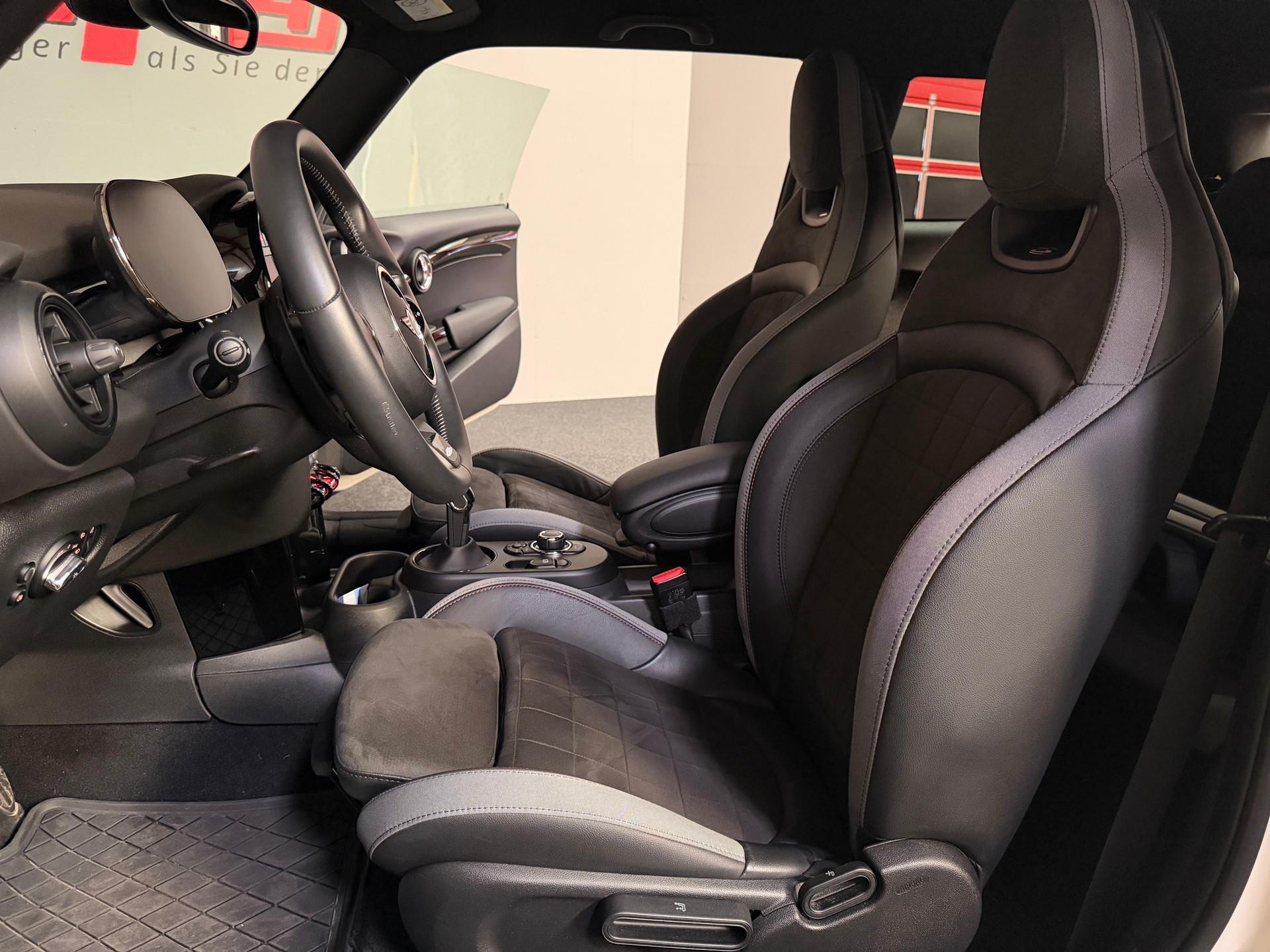MINI Cooper John Cooper Works Steptronic-image-16