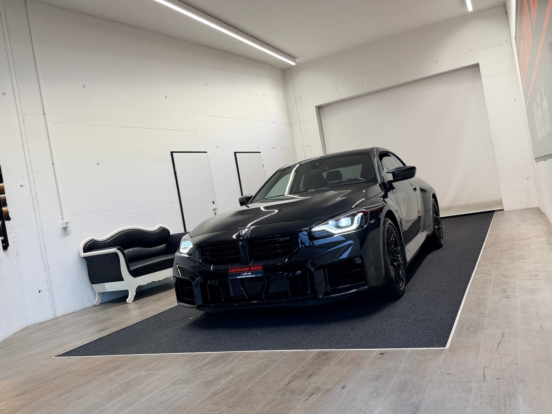 BMW M2 Steptronic-showroom-element-2