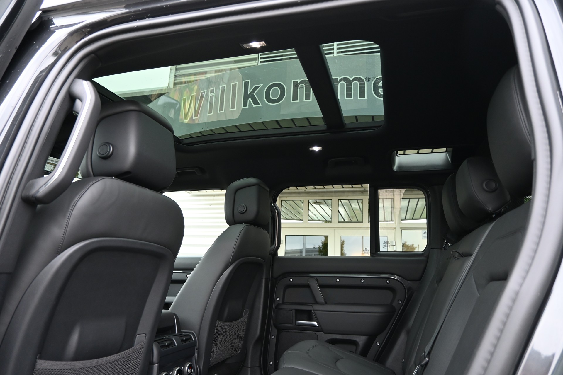 LAND ROVER Defender 110 425 V8 5.0 X AT8 4X4 426PS + Werksgarantie 03.2031-image-8