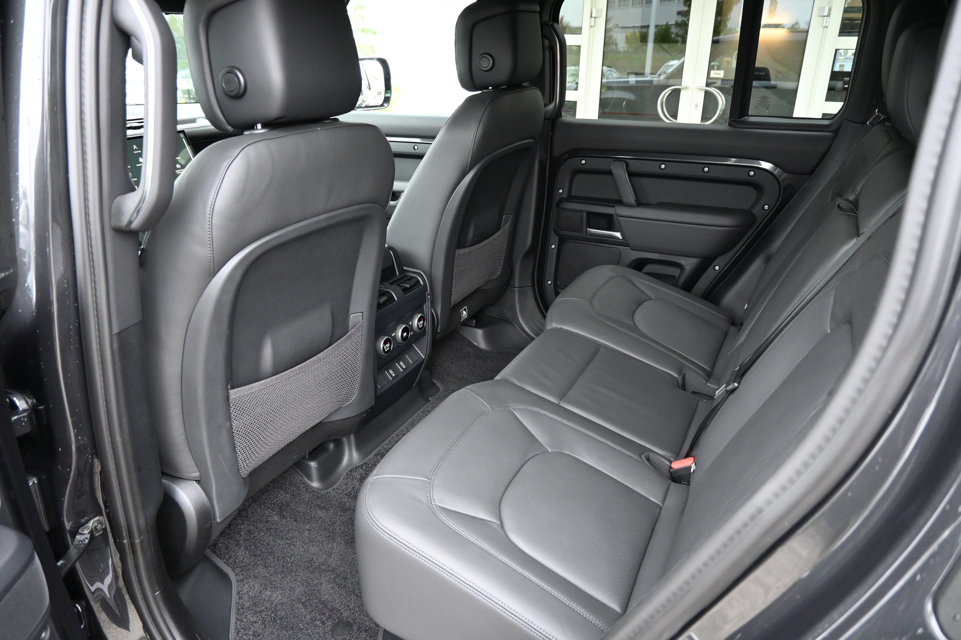 LAND ROVER Defender 110 425 V8 5.0 X AT8 4X4 426PS + Werksgarantie 03.2031-image-13