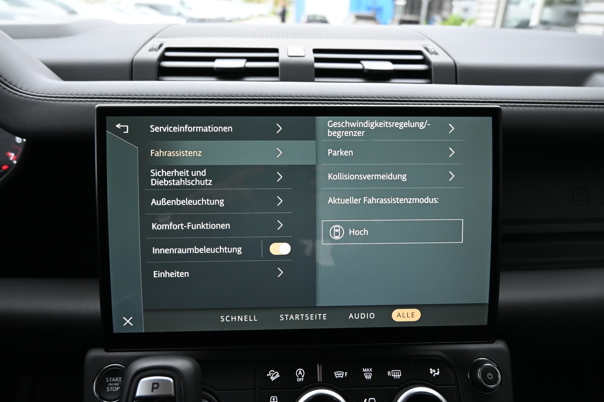LAND ROVER Defender 110 425 V8 5.0 X AT8 4X4 426PS + Werksgarantie 03.2031-image-25