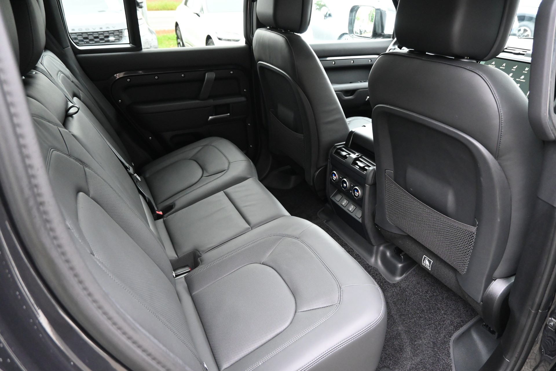 LAND ROVER Defender 110 425 V8 5.0 X AT8 4X4 426PS + Werksgarantie 03.2031-image-14