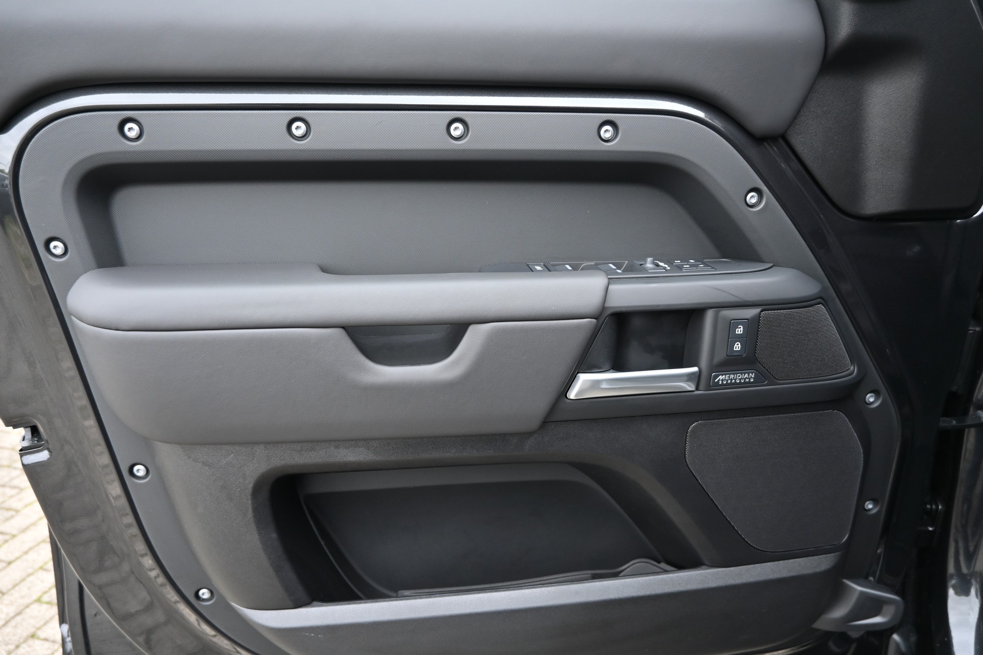 LAND ROVER Defender 110 425 V8 5.0 X AT8 4X4 426PS + Werksgarantie 03.2031-image-19