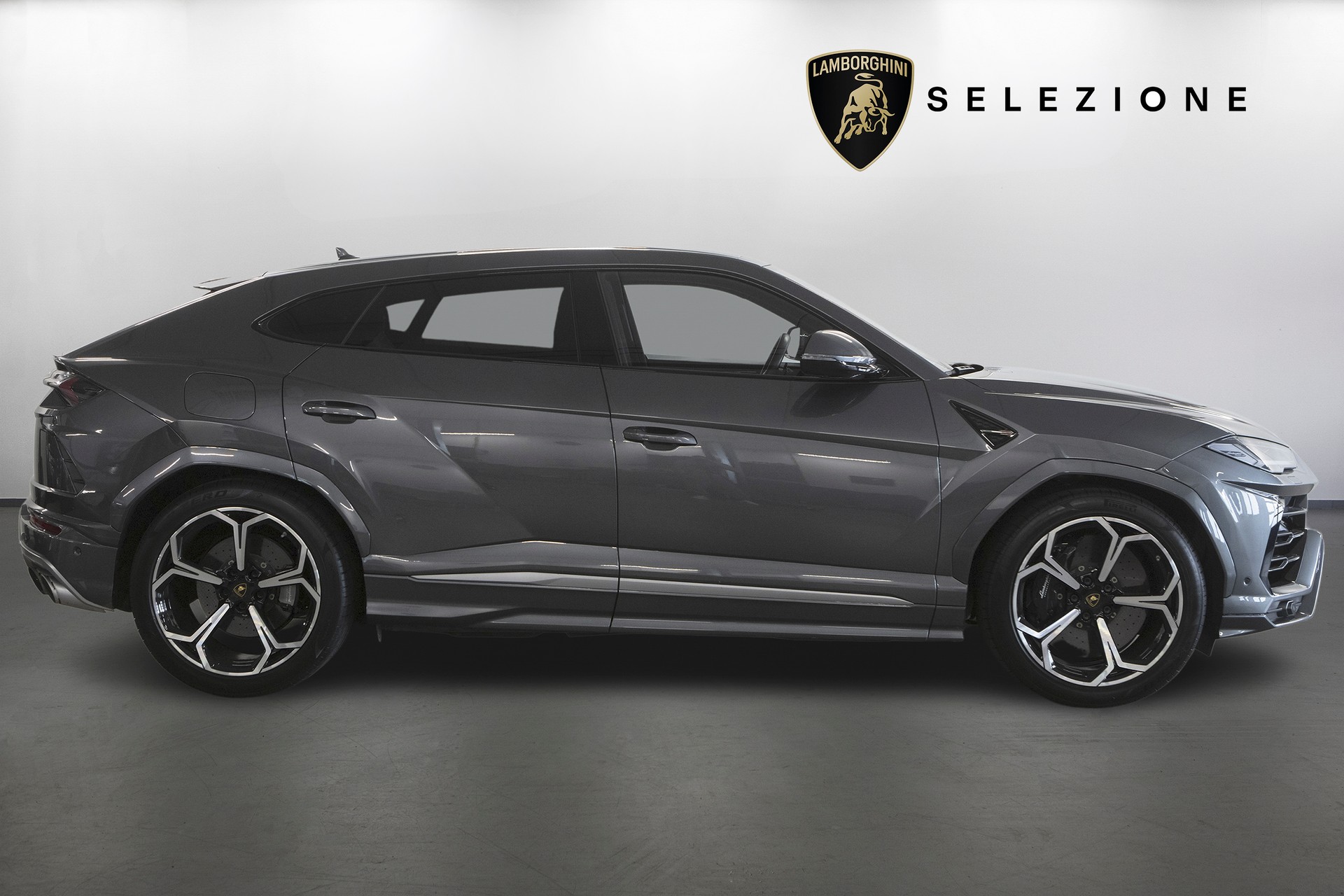LAMBORGHINI Urus E-Gear-showroom-element-1