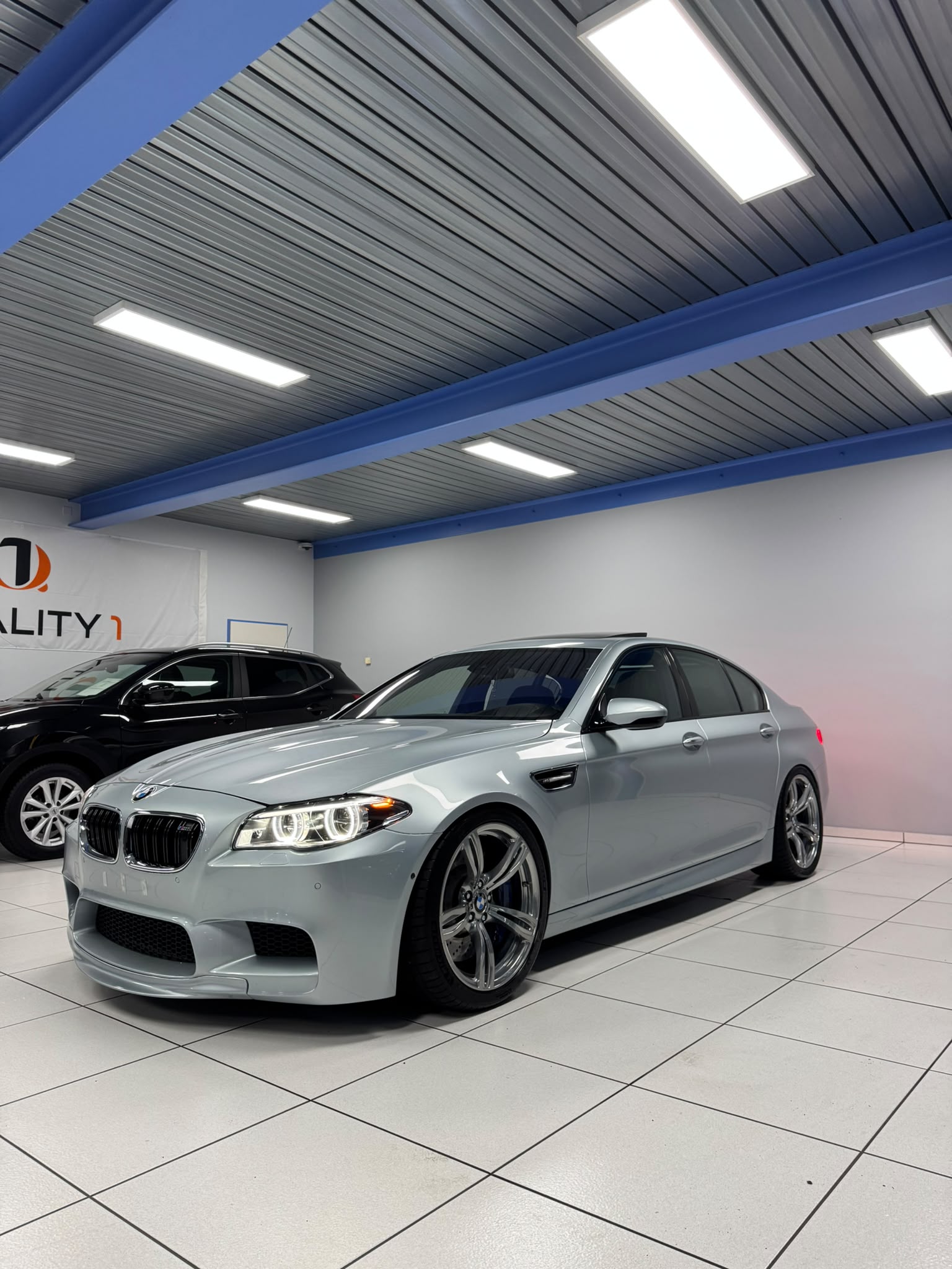 BMW M5 Drivelogic-showroom-element-2