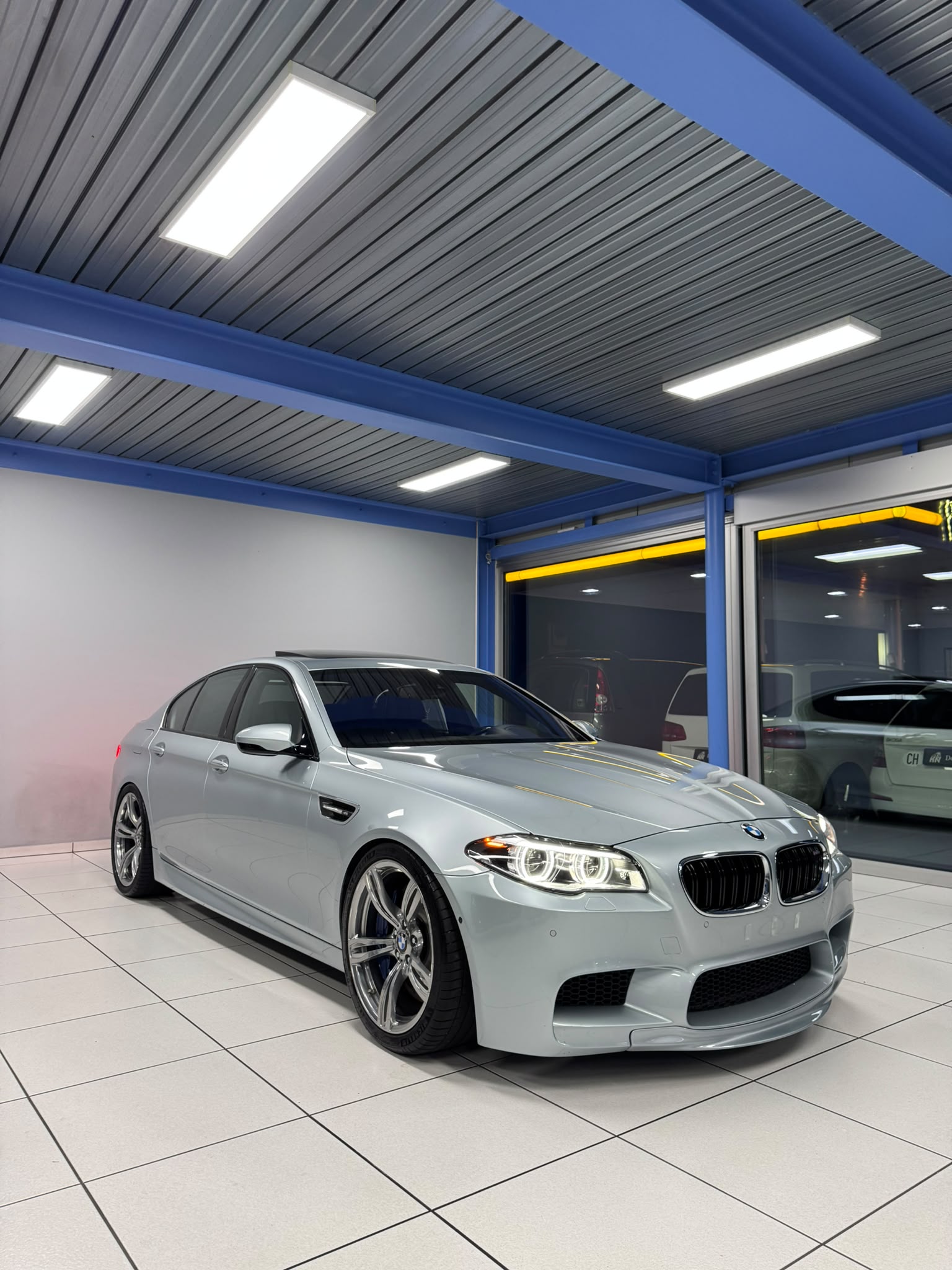 BMW M5 Drivelogic-showroom-element-3