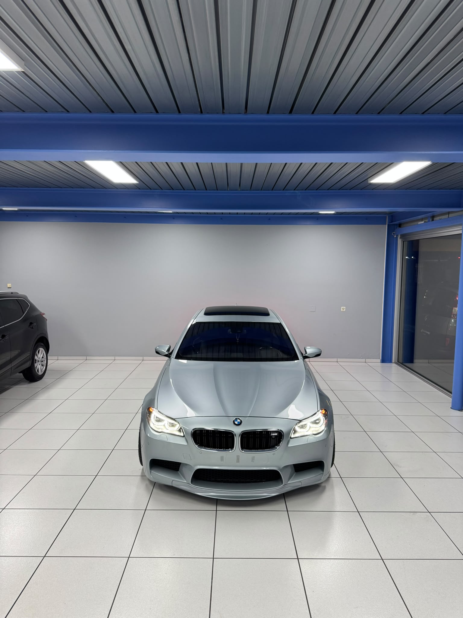 BMW M5 Drivelogic-showroom-element-1