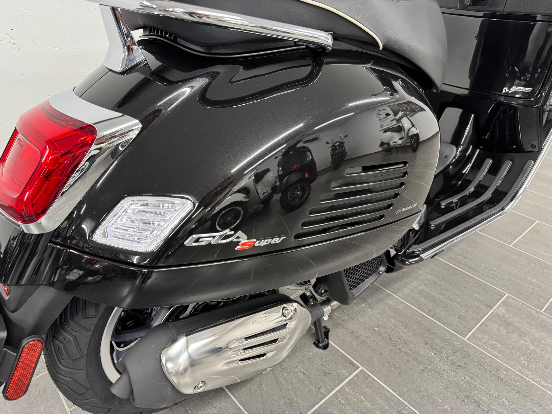 PIAGGIO Vespa GTS 125 Super RST Euro 5+-image-10