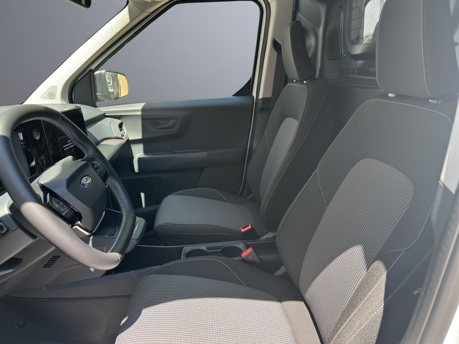 FORD E-Transit Courier van Trend-image-4