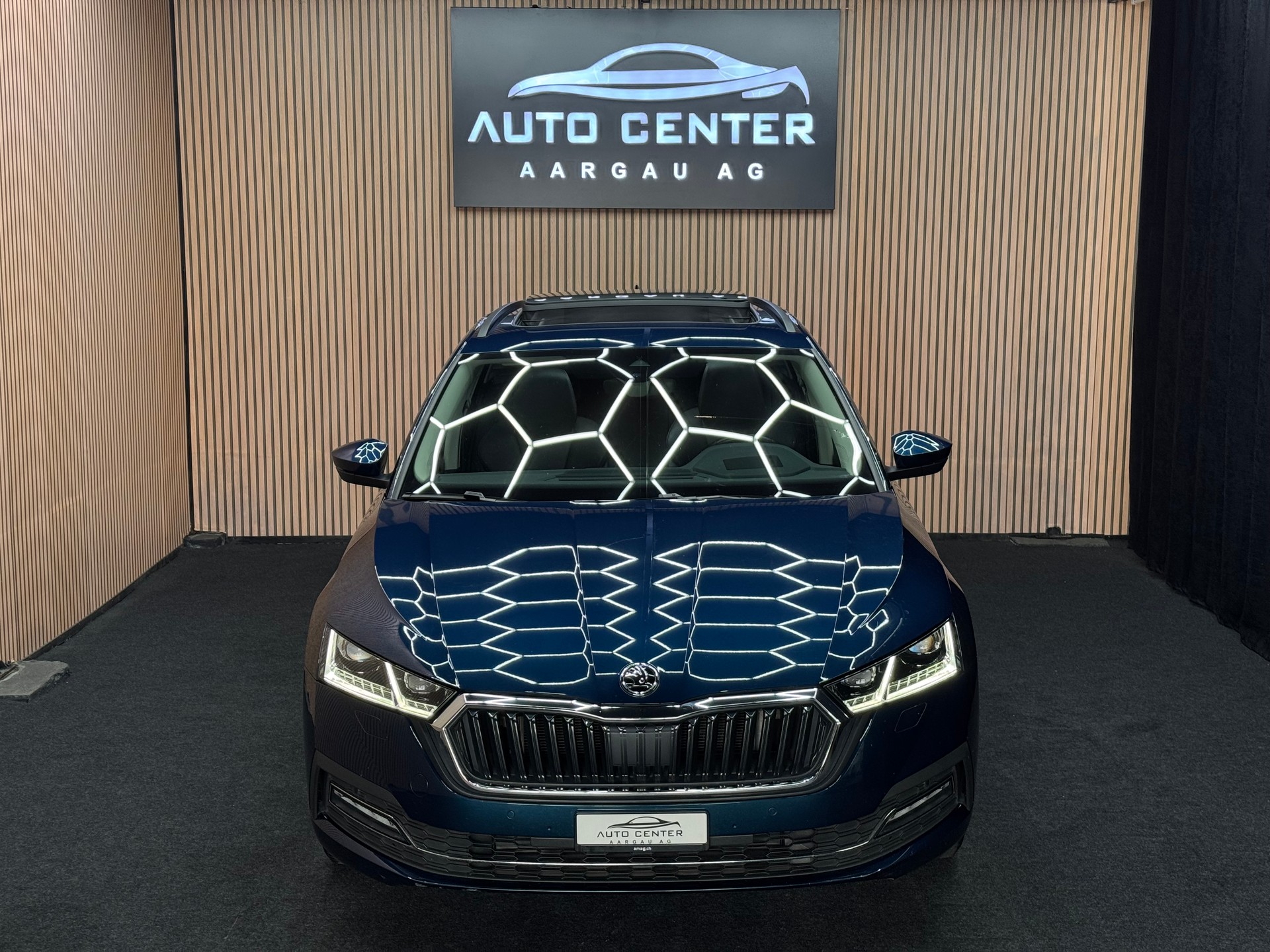 SKODA Octavia Combi 2.0 TDI 150 Style DSG | Panorama | Massagesitze | *ab CHF 199.-/ Monat*-showroom-element-2