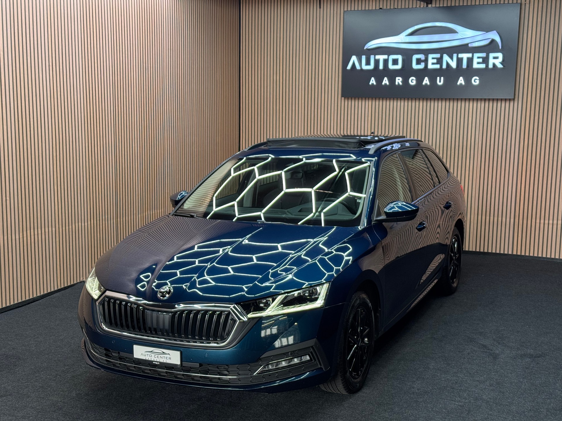 SKODA Octavia Combi 2.0 TDI 150 Style DSG | Panorama | Massagesitze | *ab CHF 199.-/ Monat*-showroom-element-1