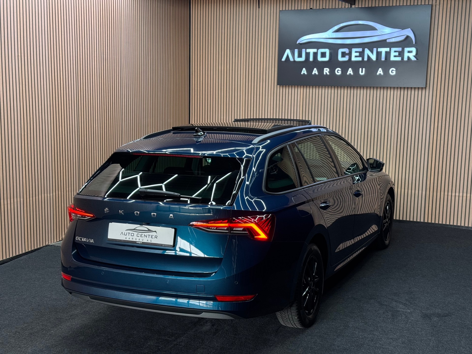 SKODA Octavia Combi 2.0 TDI 150 Style DSG | Panorama | Massagesitze | *ab CHF 199.-/ Monat*-image-4