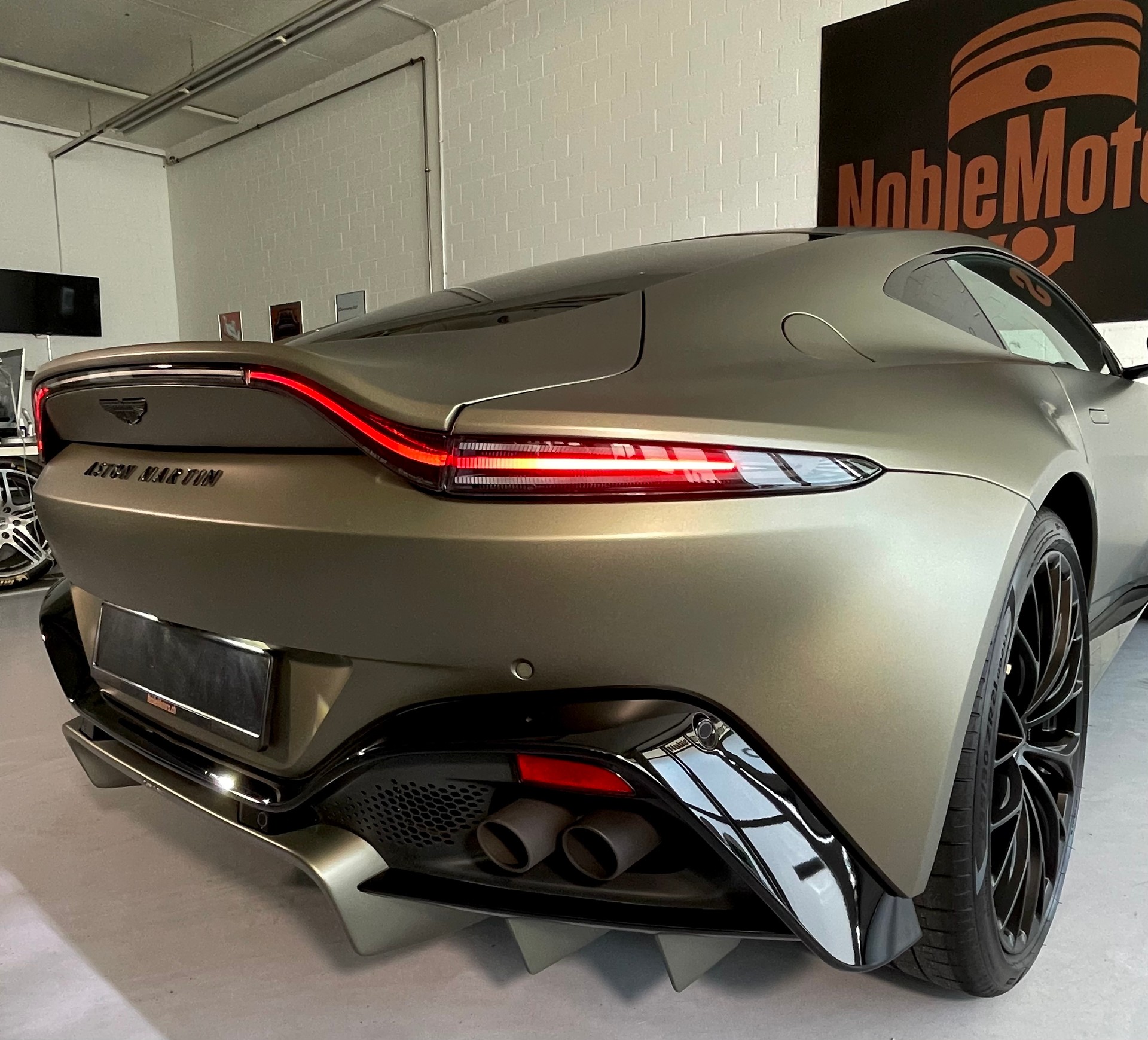 ASTON MARTIN V8 Vantage 4.0 Coupé CH- Fzg. in Q- Sonder-Lack Satin & Carbon Brakes, NP: 225‘000.--image-9