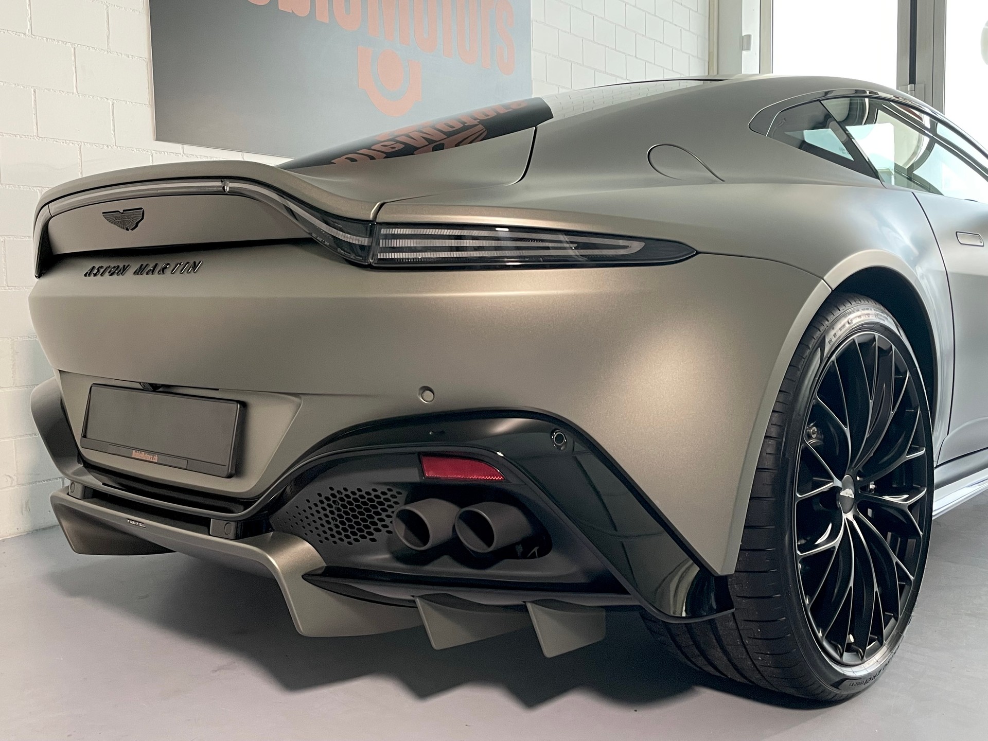 ASTON MARTIN V8 Vantage 4.0 Coupé CH- Fzg. in Q- Sonder-Lack Satin & Carbon Brakes, NP: 225‘000.--image-8