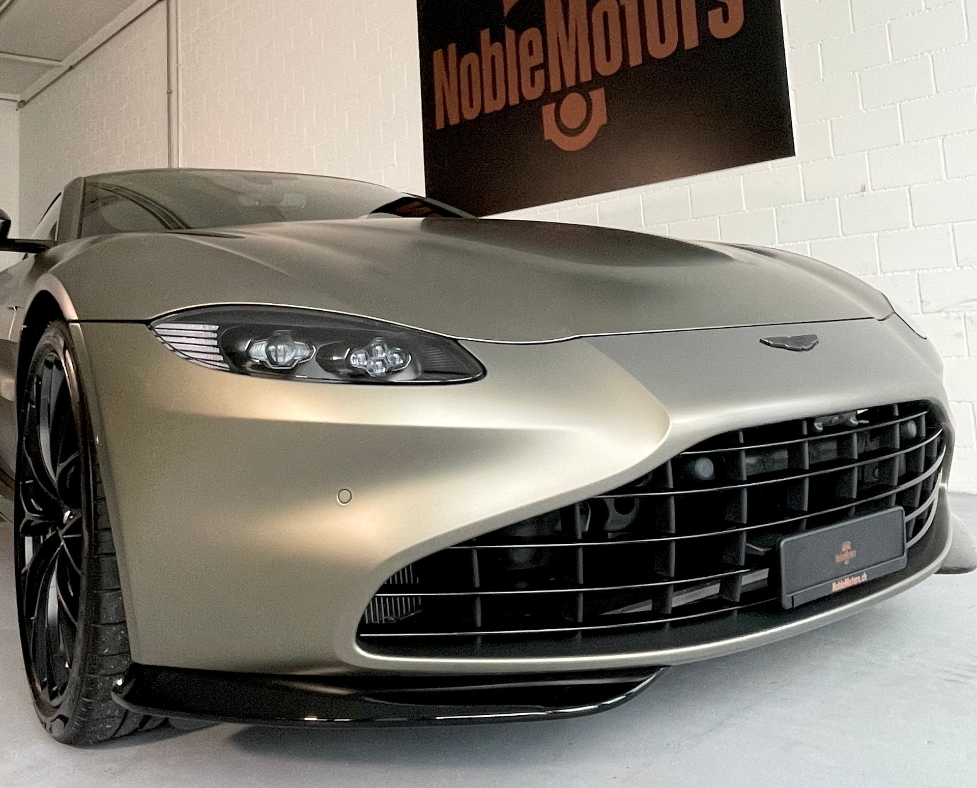ASTON MARTIN V8 Vantage 4.0 Coupé CH- Fzg. in Q- Sonder-Lack Satin & Carbon Brakes, NP: 225‘000.--image-7