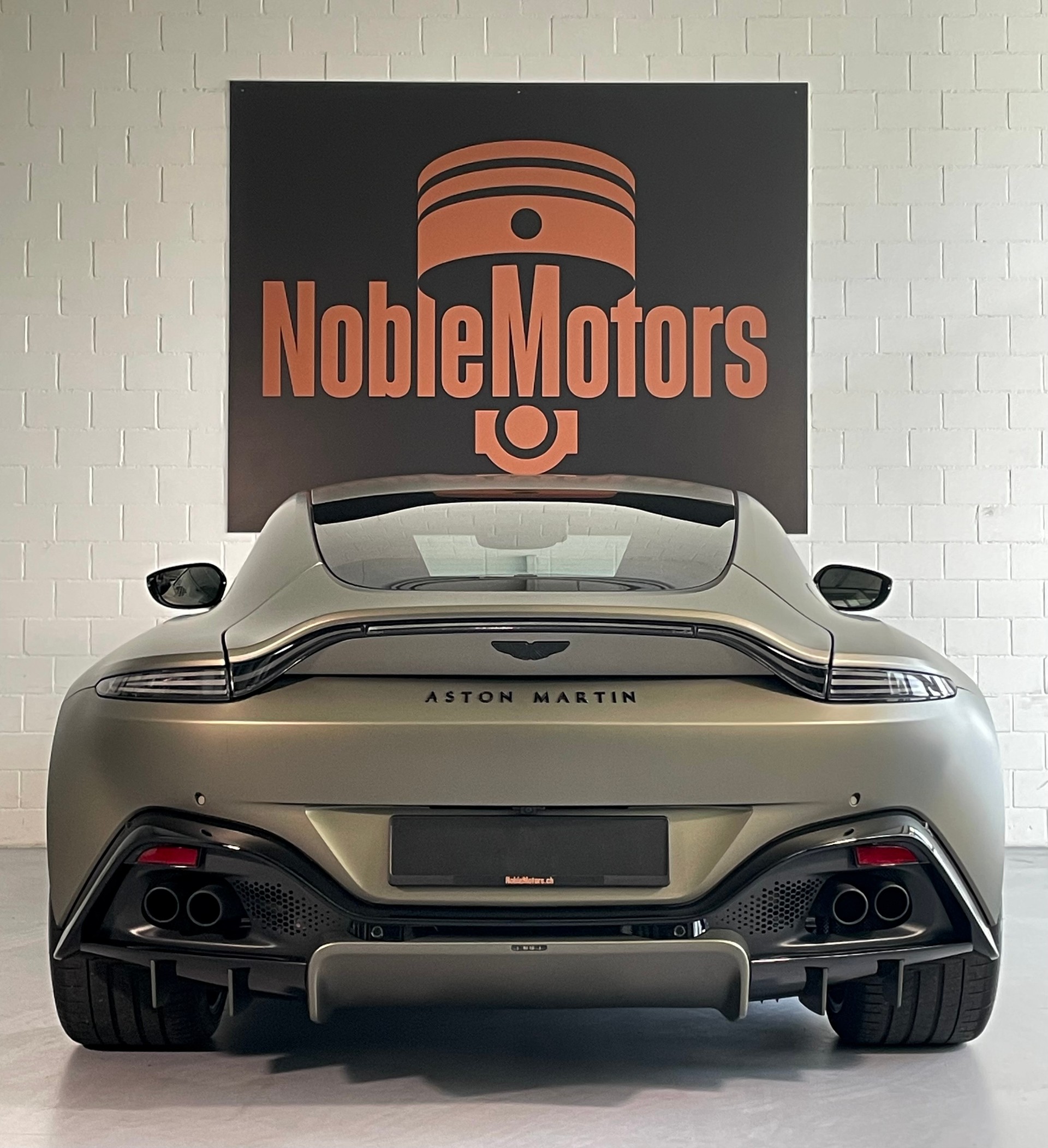 ASTON MARTIN V8 Vantage 4.0 Coupé CH- Fzg. in Q- Sonder-Lack Satin & Carbon Brakes, NP: 225‘000.--showroom-element-1