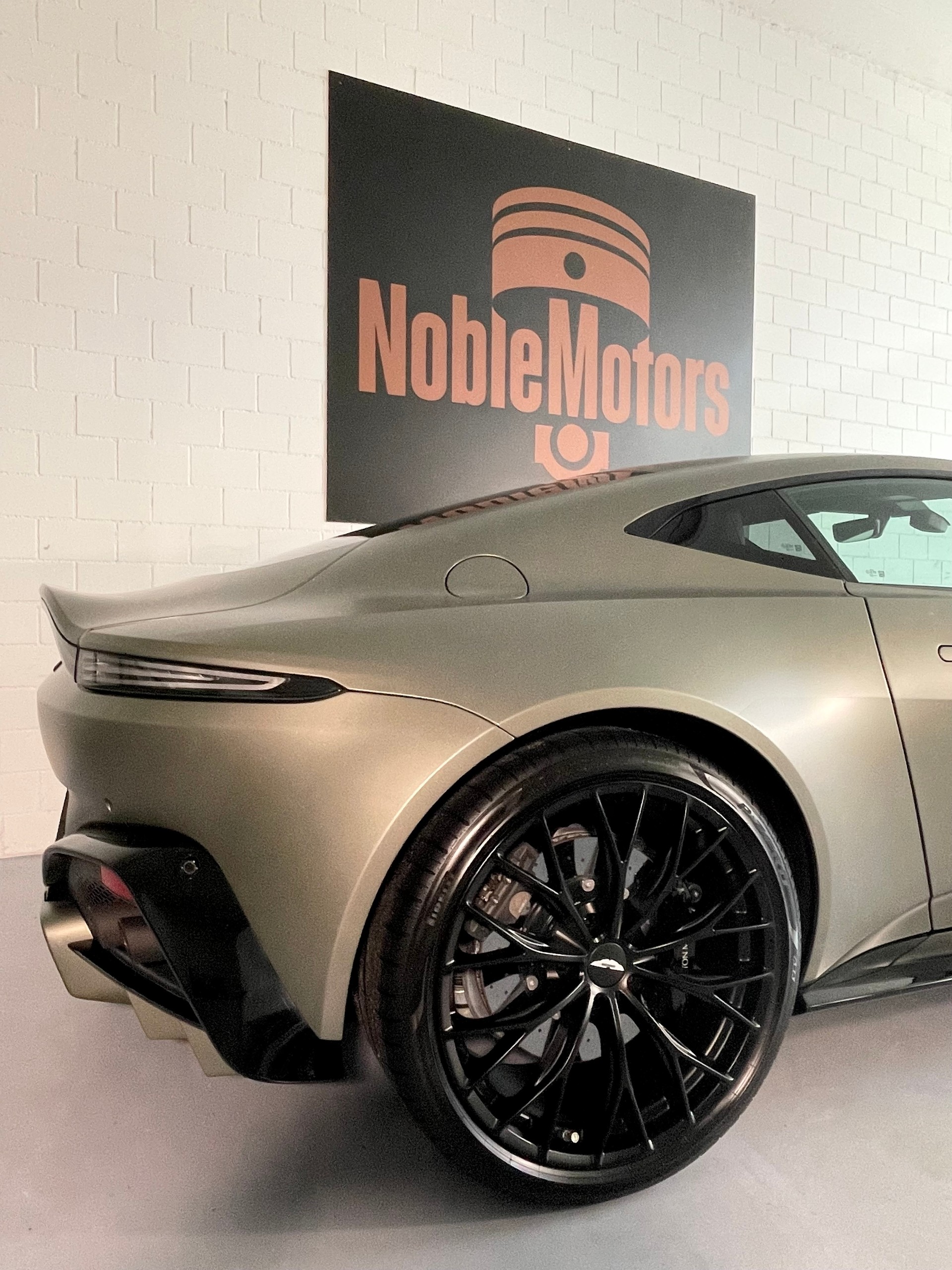 ASTON MARTIN V8 Vantage 4.0 Coupé CH- Fzg. in Q- Sonder-Lack Satin & Carbon Brakes, NP: 225‘000.--image-10